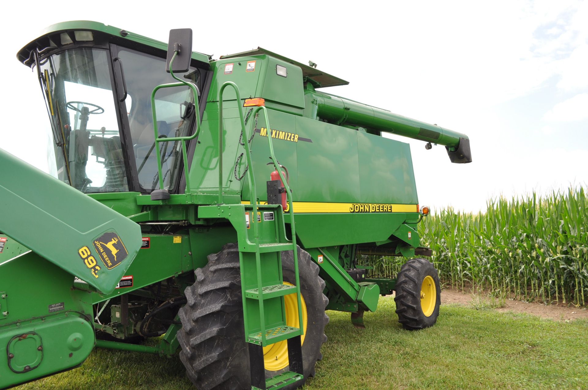 John Deere 9410 Maximizer combine, chopper, 2WD, 24.5-32 drive tires, 14.9-24 rear, 2499 engine