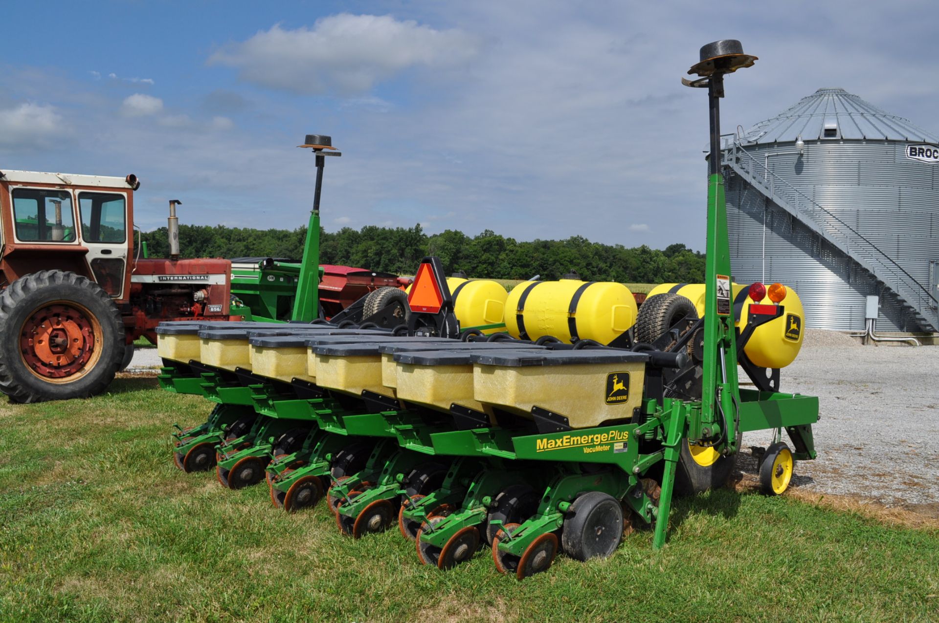 John Deere 1780 6/11 x 15” row splitter planter, 3 bu boxes, (3) 70 gal fertilizer tanks, 2x2 - Image 2 of 14