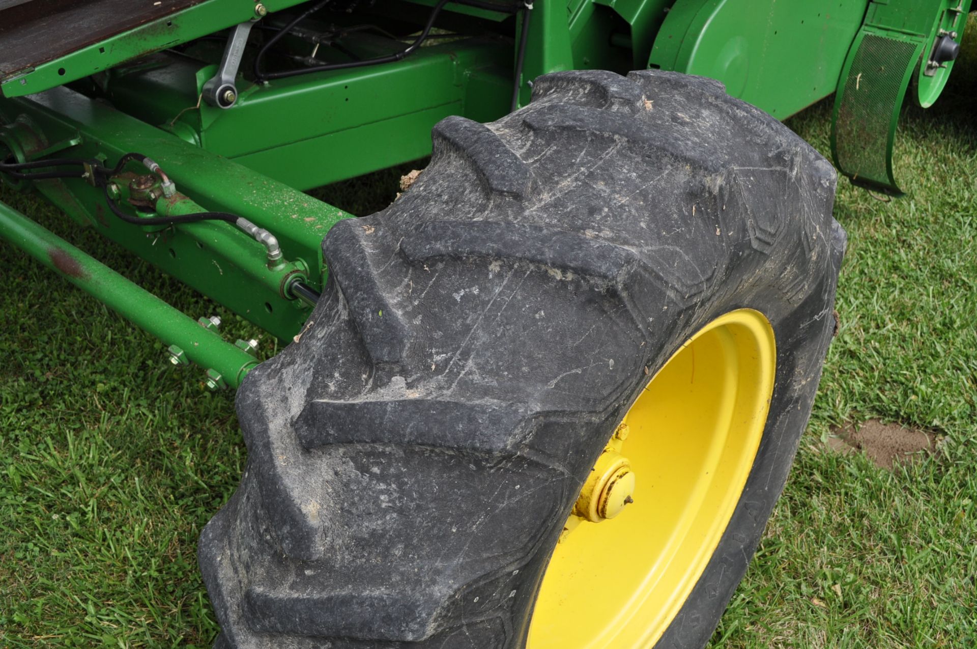 John Deere 9410 Maximizer combine, chopper, 2WD, 24.5-32 drive tires, 14.9-24 rear, 2499 engine - Image 7 of 32