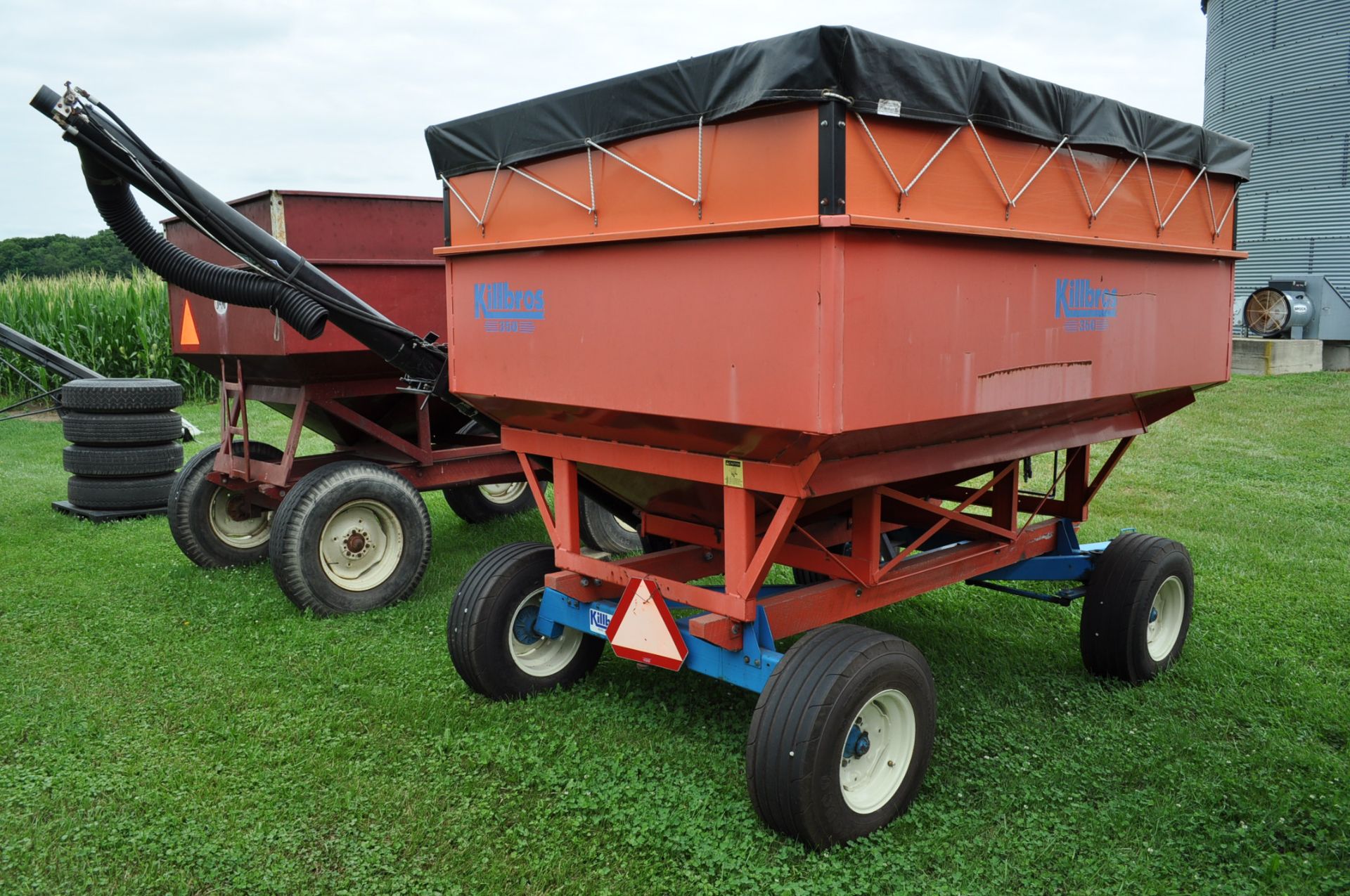 Killbros 350 gravity bed wagon on 10T gear, Unverferth McCurdy hyd seed auger, tarp, Firestone IF - Image 2 of 14