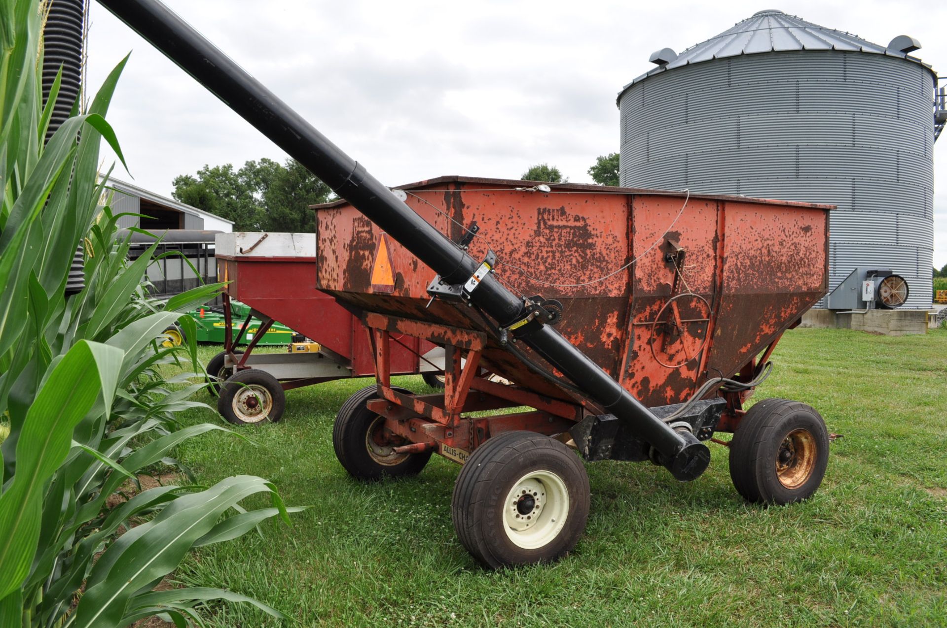 Killbros 200 gravity bed wagon on gear, Unverferth McCurdy hyd brush auger, Allis-Chalmers gear, - Image 3 of 13