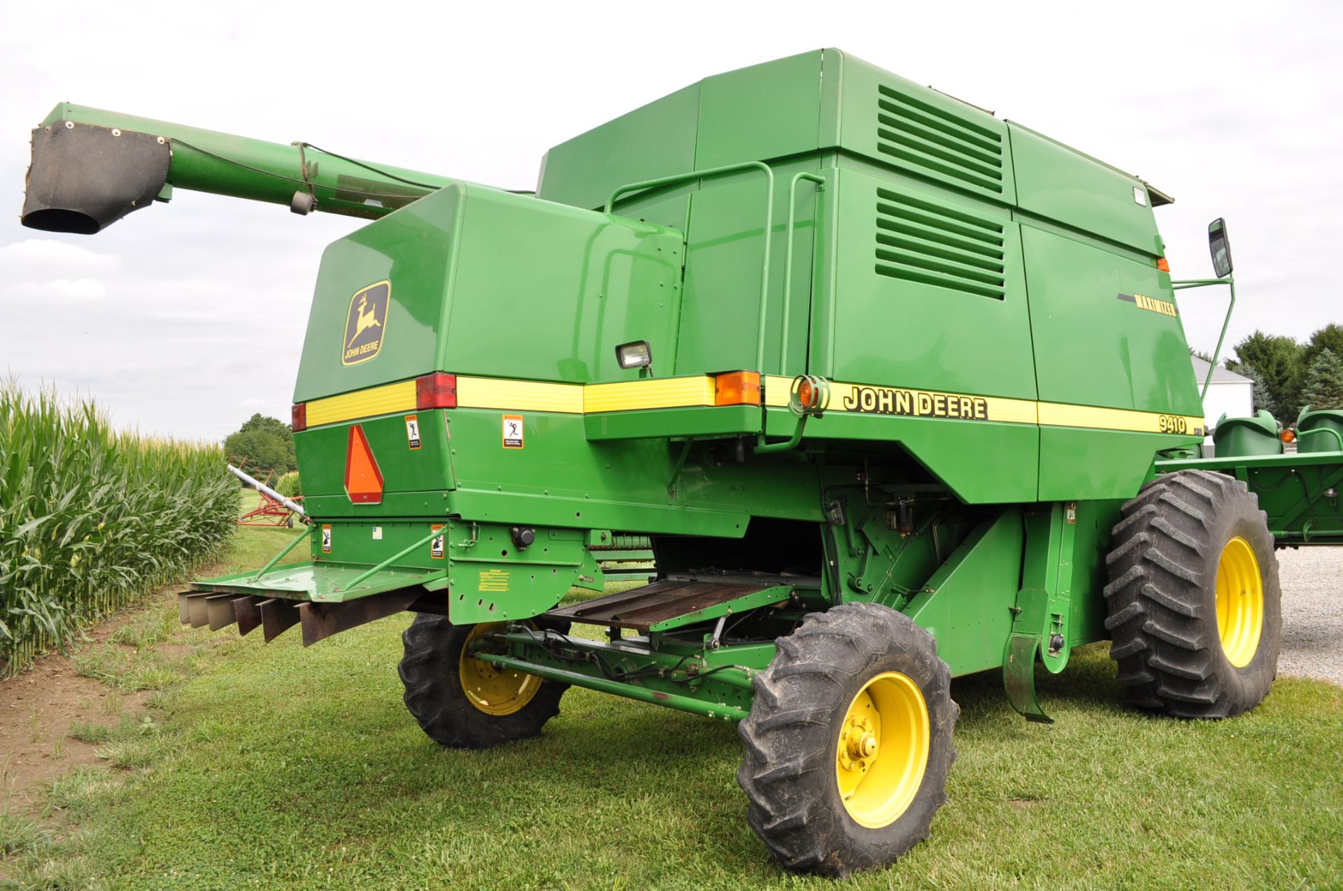 John Deere 9410 Maximizer combine, chopper, 2WD, 24.5-32 drive tires, 14.9-24 rear, 2499 engine - Image 3 of 32