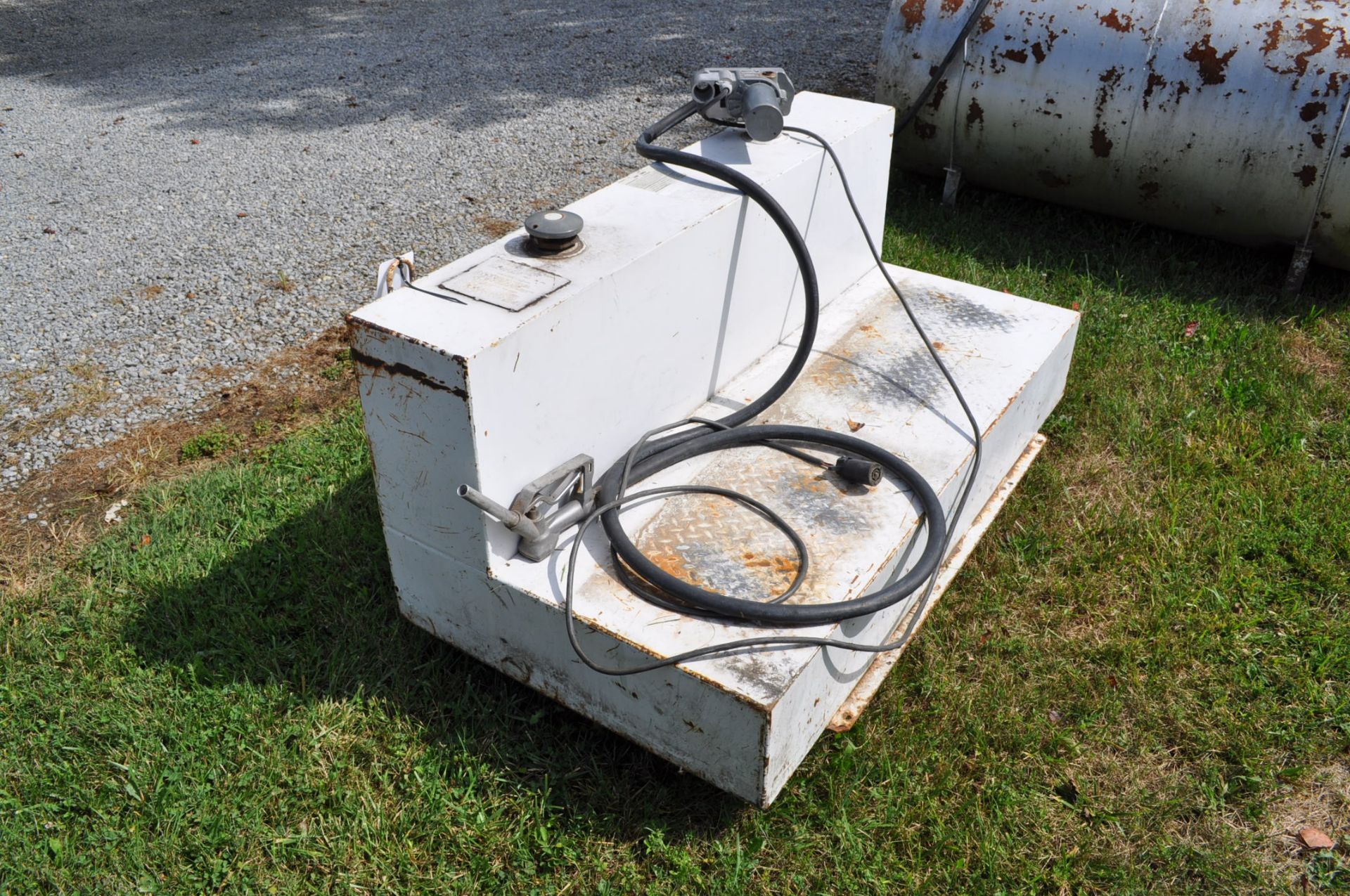 105 gal L-shaped fuel tank w/ 12 volt pump - Image 3 of 3