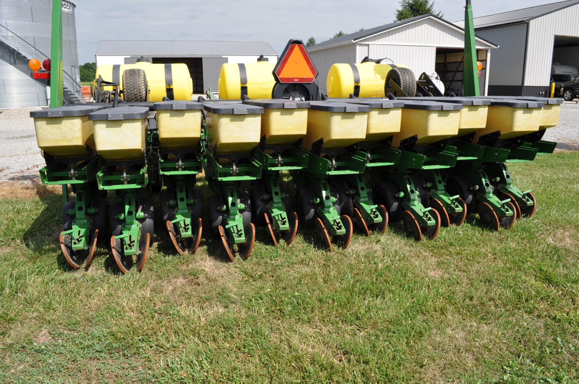 John Deere 1780 6/11 x 15” row splitter planter, 3 bu boxes, (3) 70 gal fertilizer tanks, 2x2 - Image 7 of 14