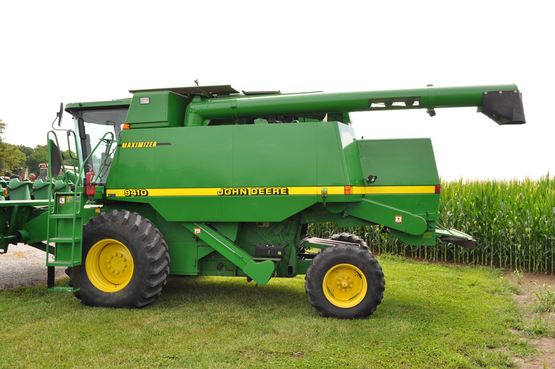 John Deere 9410 Maximizer combine, chopper, 2WD, 24.5-32 drive tires, 14.9-24 rear, 2499 engine - Image 2 of 32