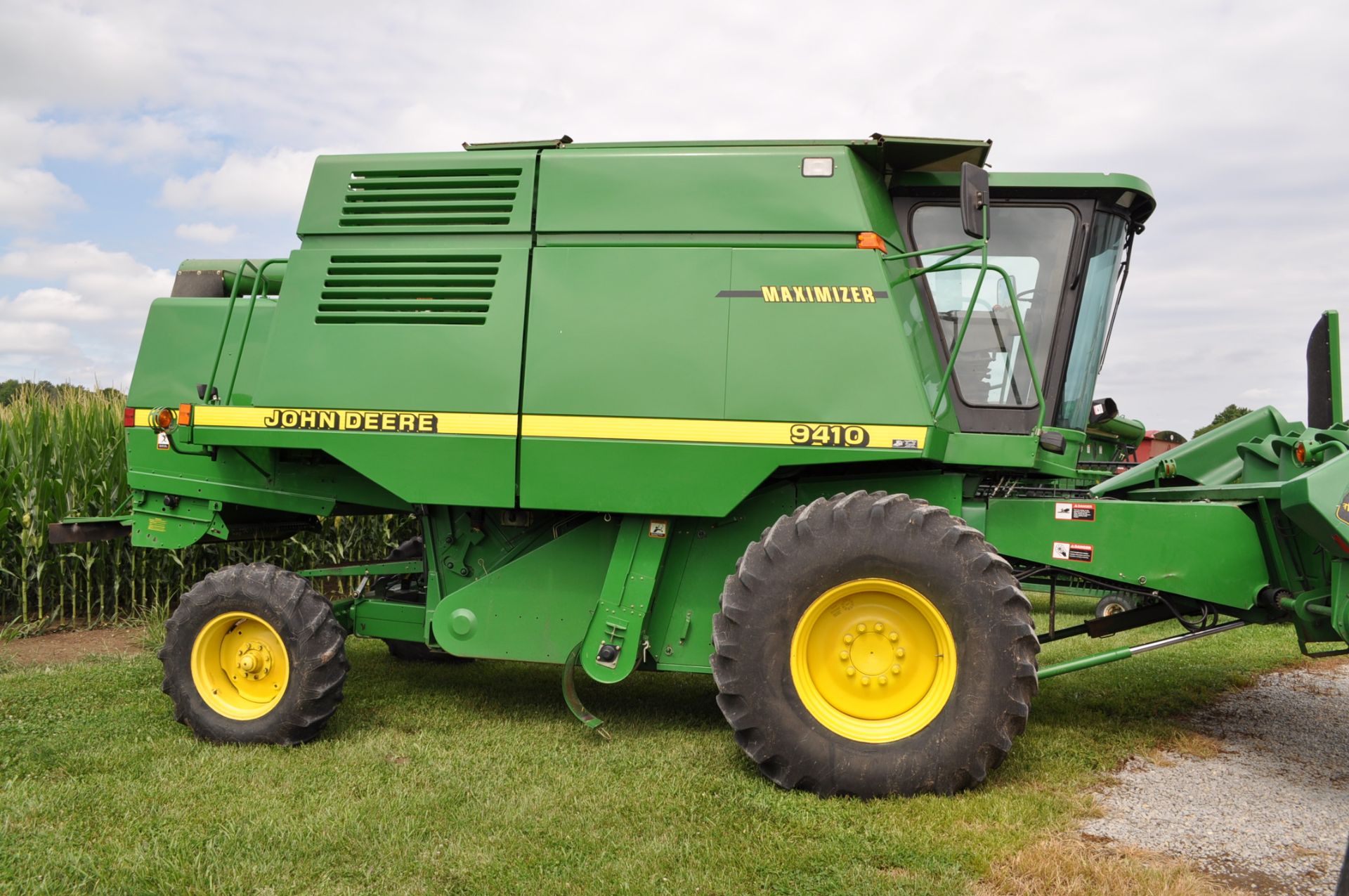 John Deere 9410 Maximizer combine, chopper, 2WD, 24.5-32 drive tires, 14.9-24 rear, 2499 engine - Image 4 of 32