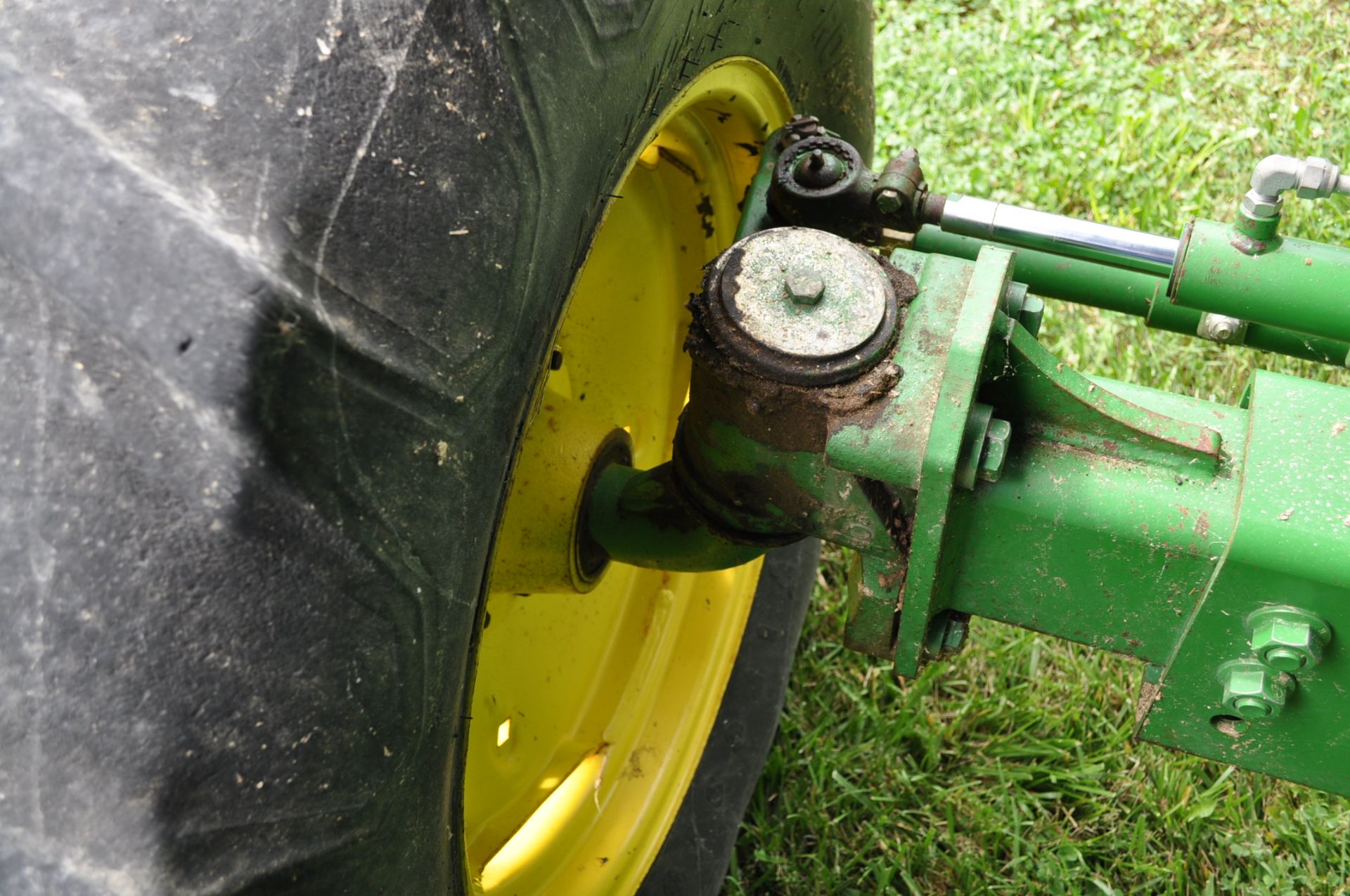 John Deere 9410 Maximizer combine, chopper, 2WD, 24.5-32 drive tires, 14.9-24 rear, 2499 engine - Image 9 of 32