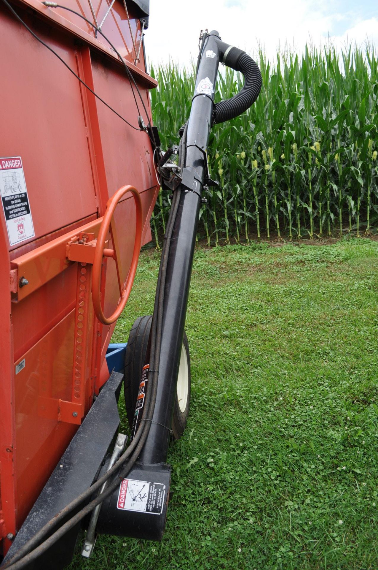 Killbros 350 gravity bed wagon on 10T gear, Unverferth McCurdy hyd seed auger, tarp, Firestone IF - Image 12 of 14