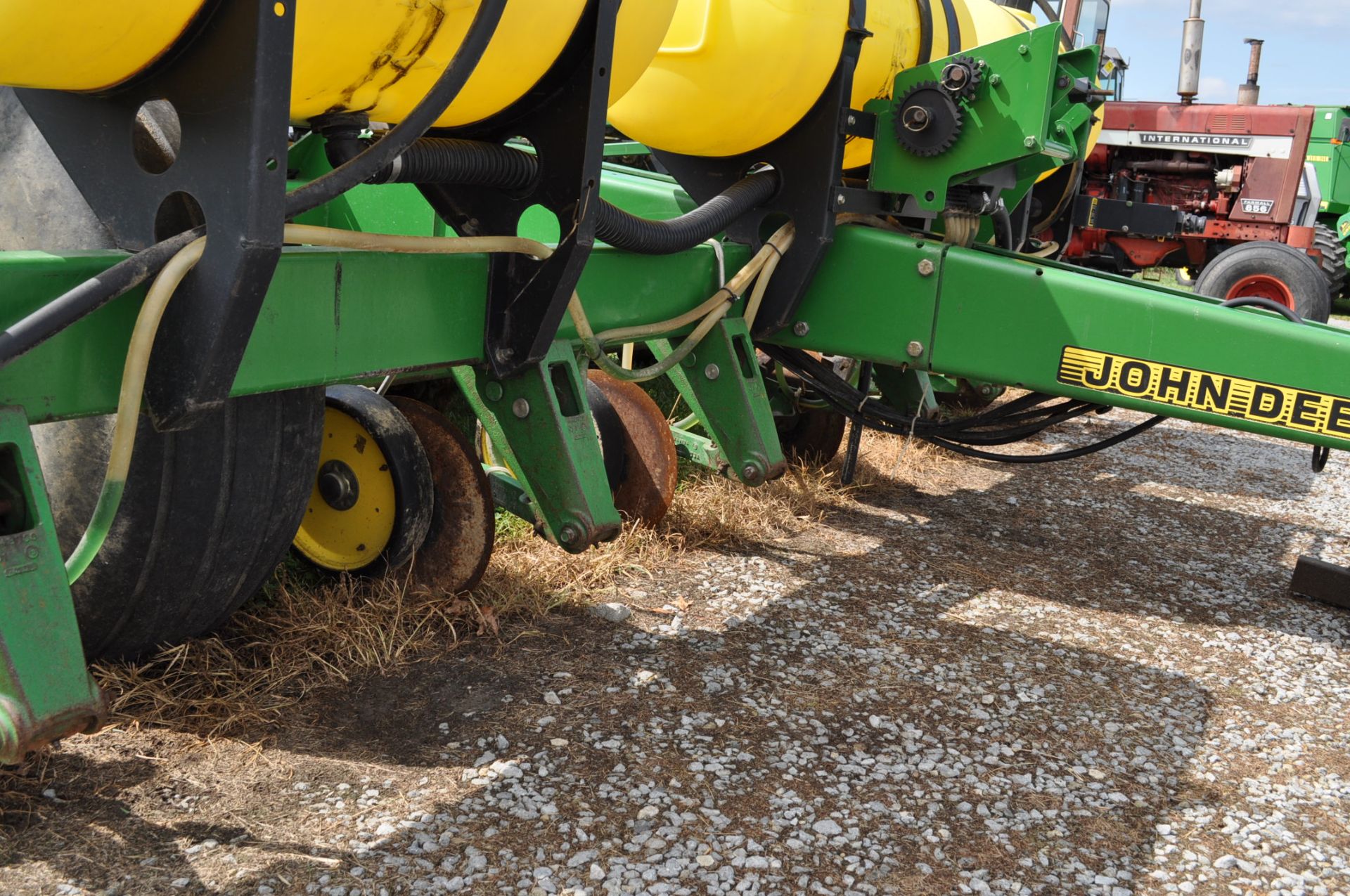 John Deere 1780 6/11 x 15” row splitter planter, 3 bu boxes, (3) 70 gal fertilizer tanks, 2x2 - Image 9 of 14