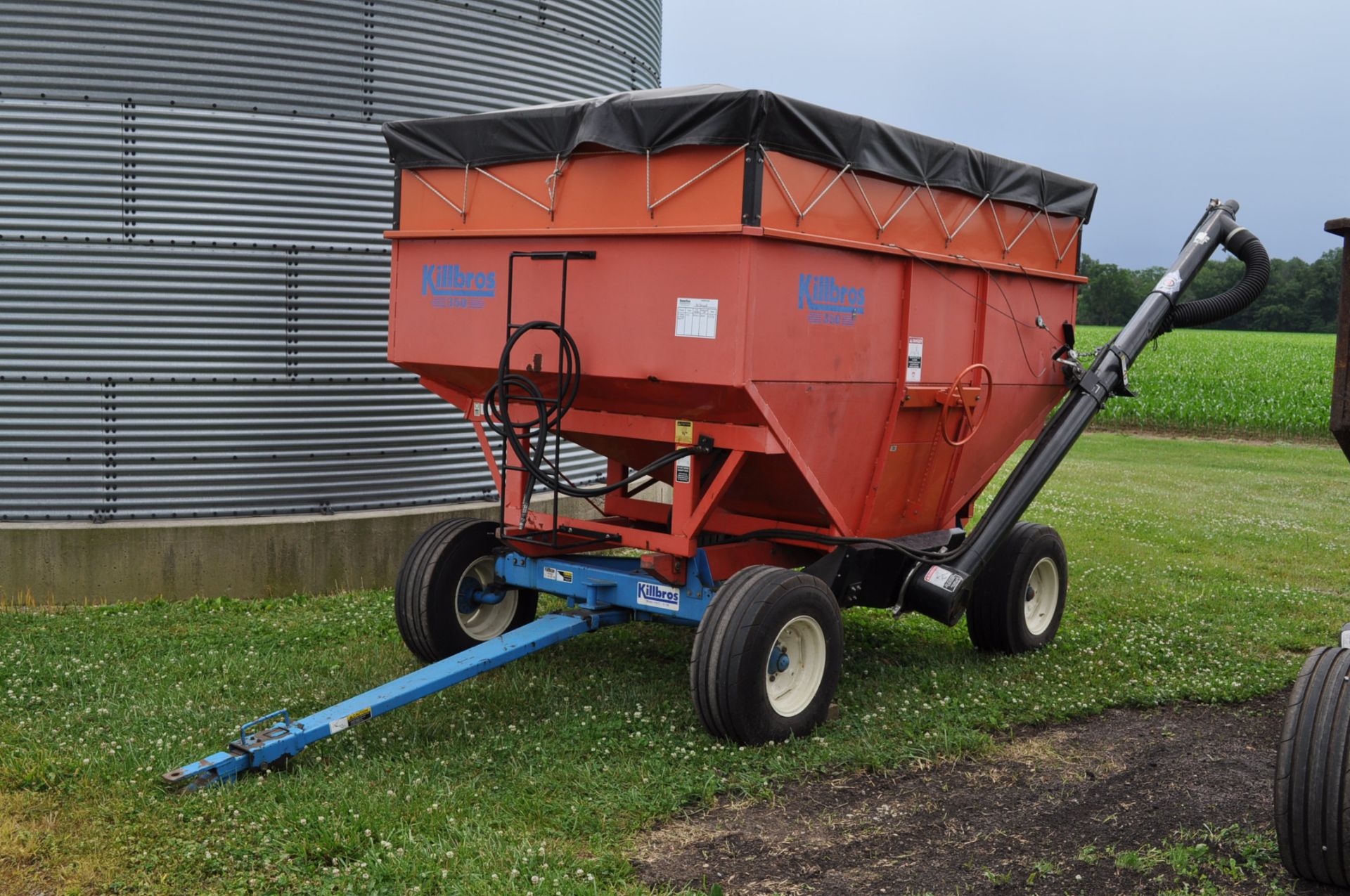 Killbros 350 gravity bed wagon on 10T gear, Unverferth McCurdy hyd seed auger, tarp, Firestone IF - Image 13 of 14