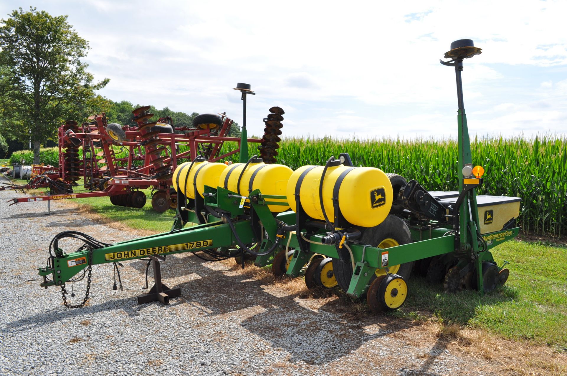 John Deere 1780 6/11 x 15” row splitter planter, 3 bu boxes, (3) 70 gal fertilizer tanks, 2x2 - Image 4 of 14