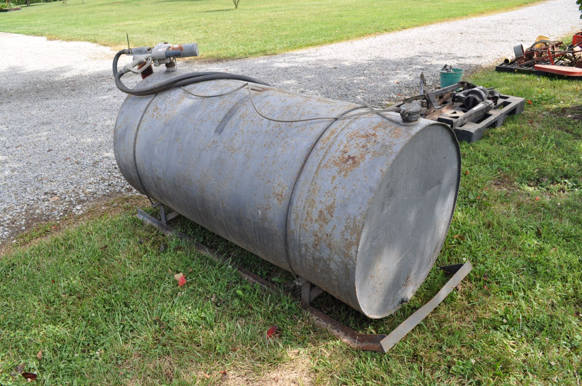 300 gallon fuel tank w/ electric pump - Image 3 of 5