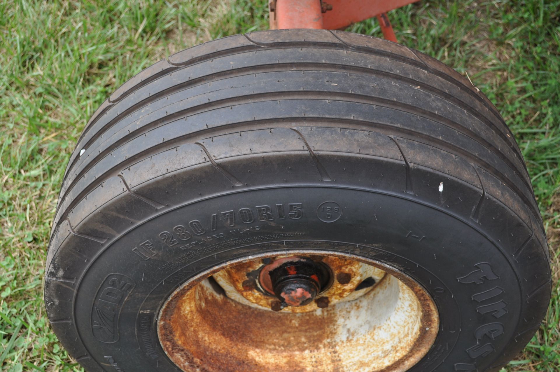 Killbros 200 gravity bed wagon on gear, Unverferth McCurdy hyd brush auger, Allis-Chalmers gear, - Image 5 of 13