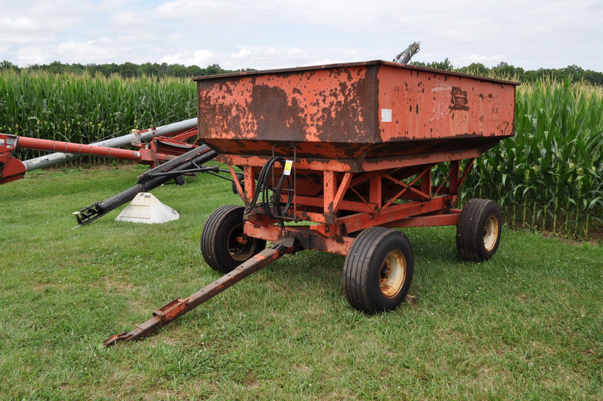 Killbros 200 gravity bed wagon on gear, Unverferth McCurdy hyd brush auger, Allis-Chalmers gear, - Image 2 of 13