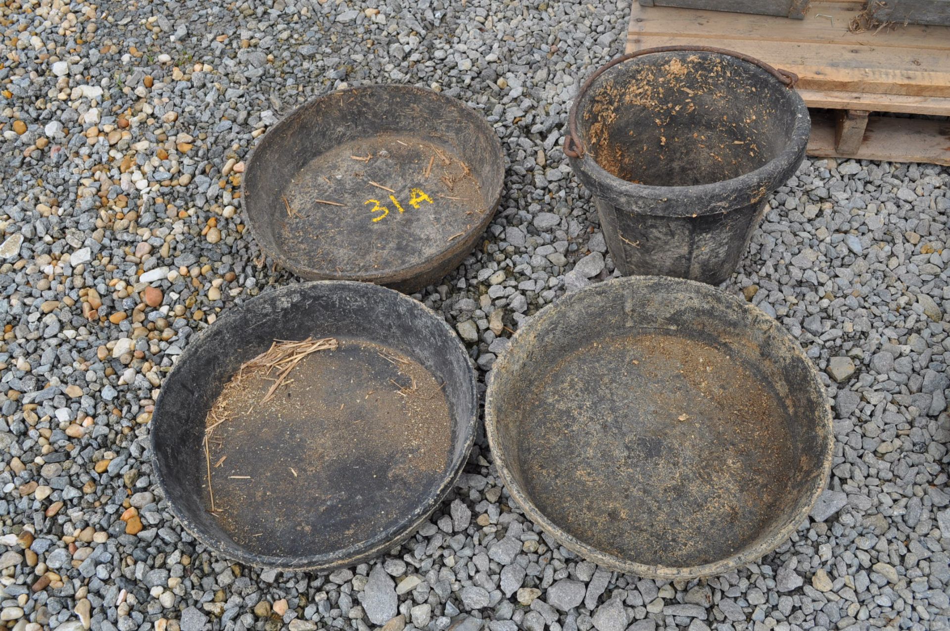 3 feed pans and bucket - Image 2 of 3