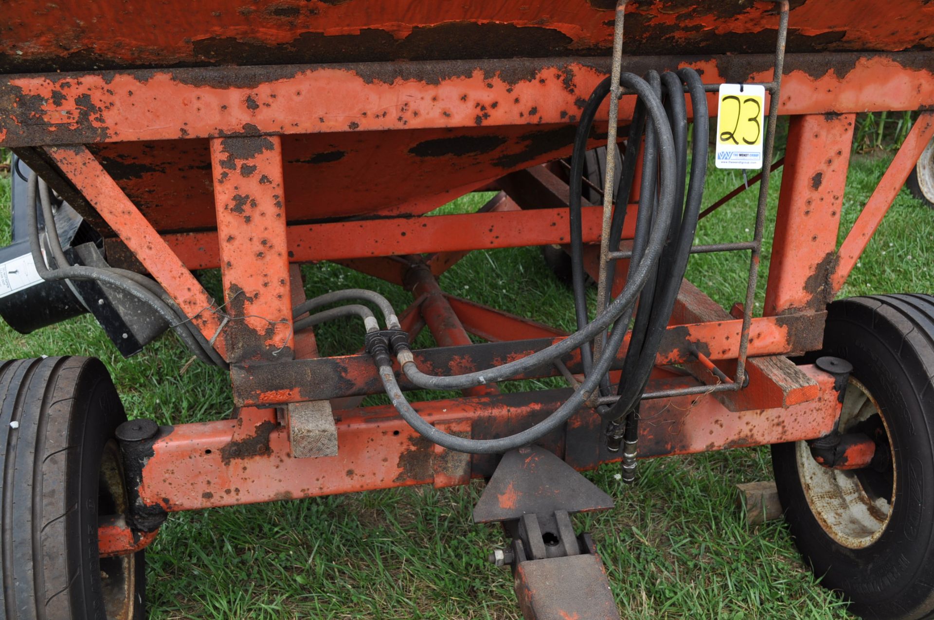 Killbros 200 gravity bed wagon on gear, Unverferth McCurdy hyd brush auger, Allis-Chalmers gear, - Image 11 of 13