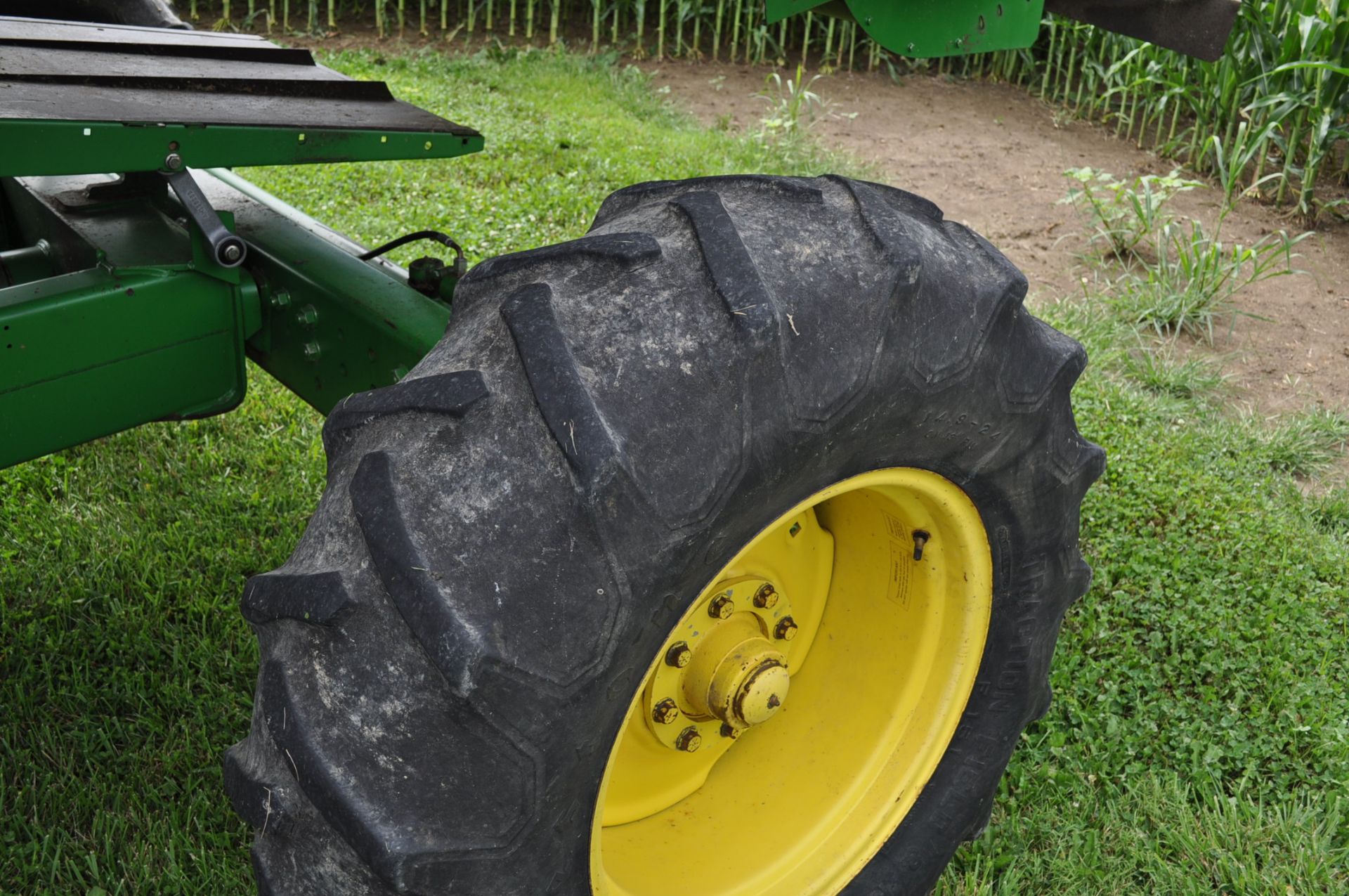 John Deere 9410 Maximizer combine, chopper, 2WD, 24.5-32 drive tires, 14.9-24 rear, 2499 engine - Image 6 of 32