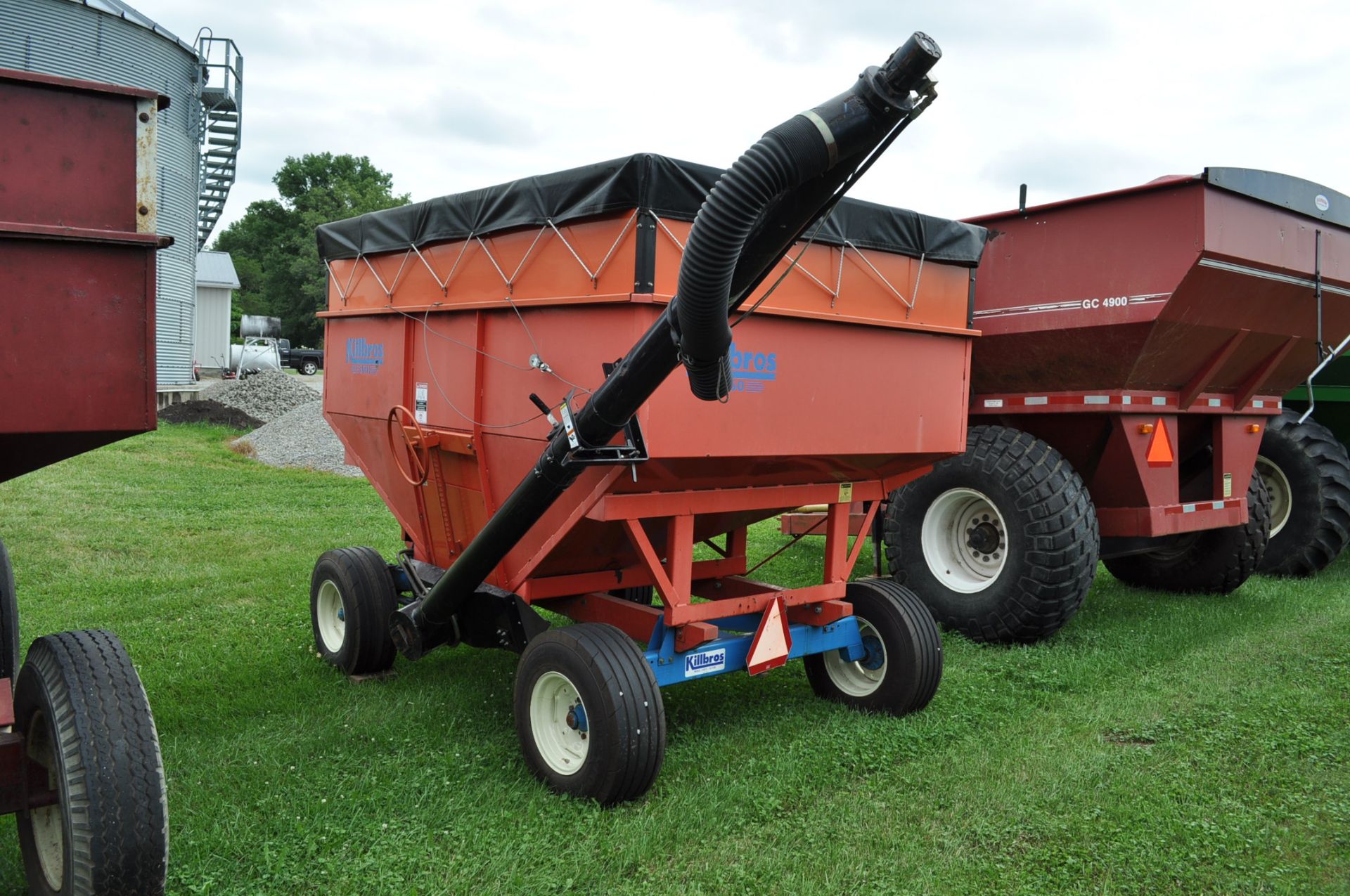 Killbros 350 gravity bed wagon on 10T gear, Unverferth McCurdy hyd seed auger, tarp, Firestone IF - Image 3 of 14