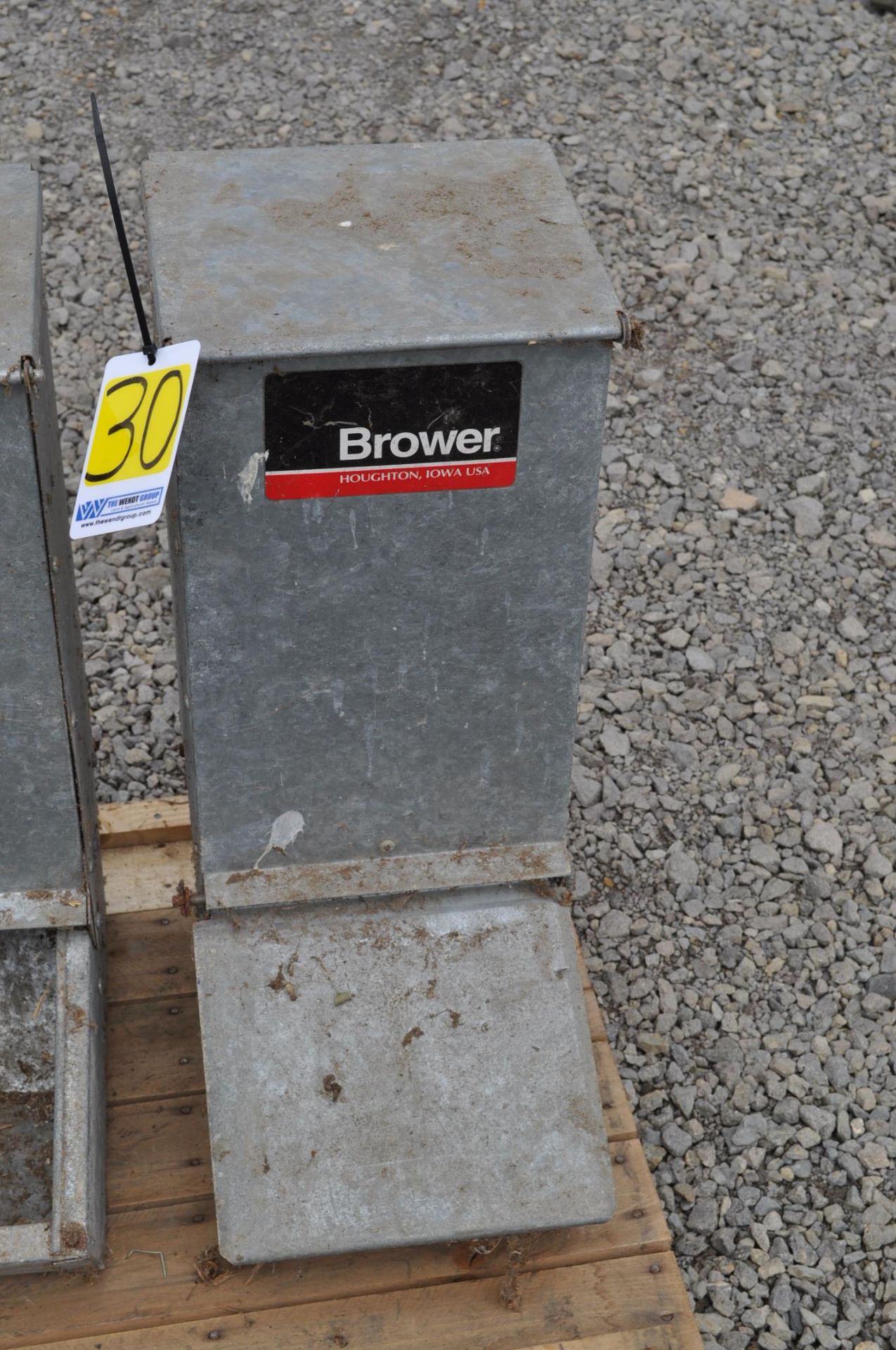 Brower single hole feeder