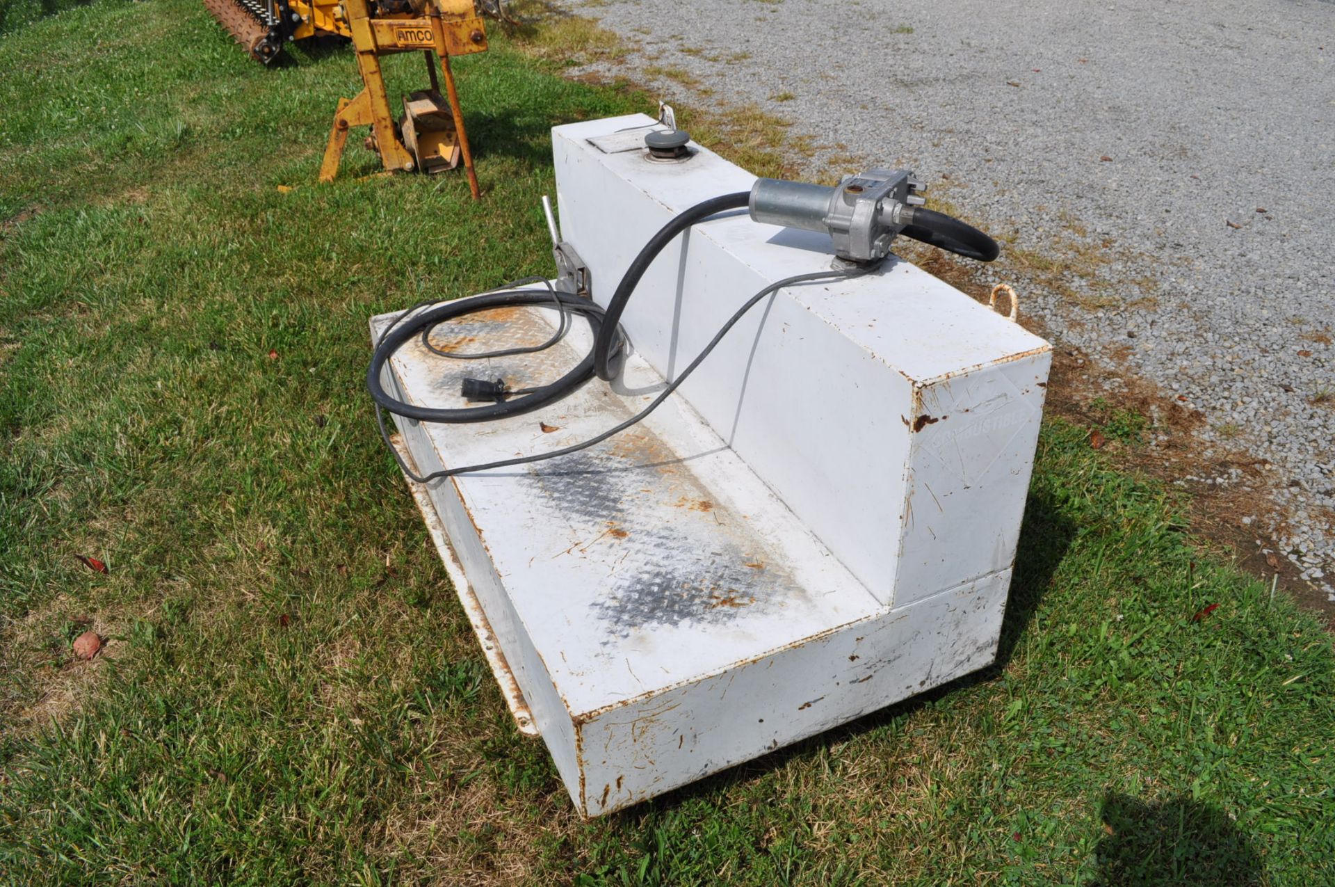 105 gal L-shaped fuel tank w/ 12 volt pump - Image 2 of 3