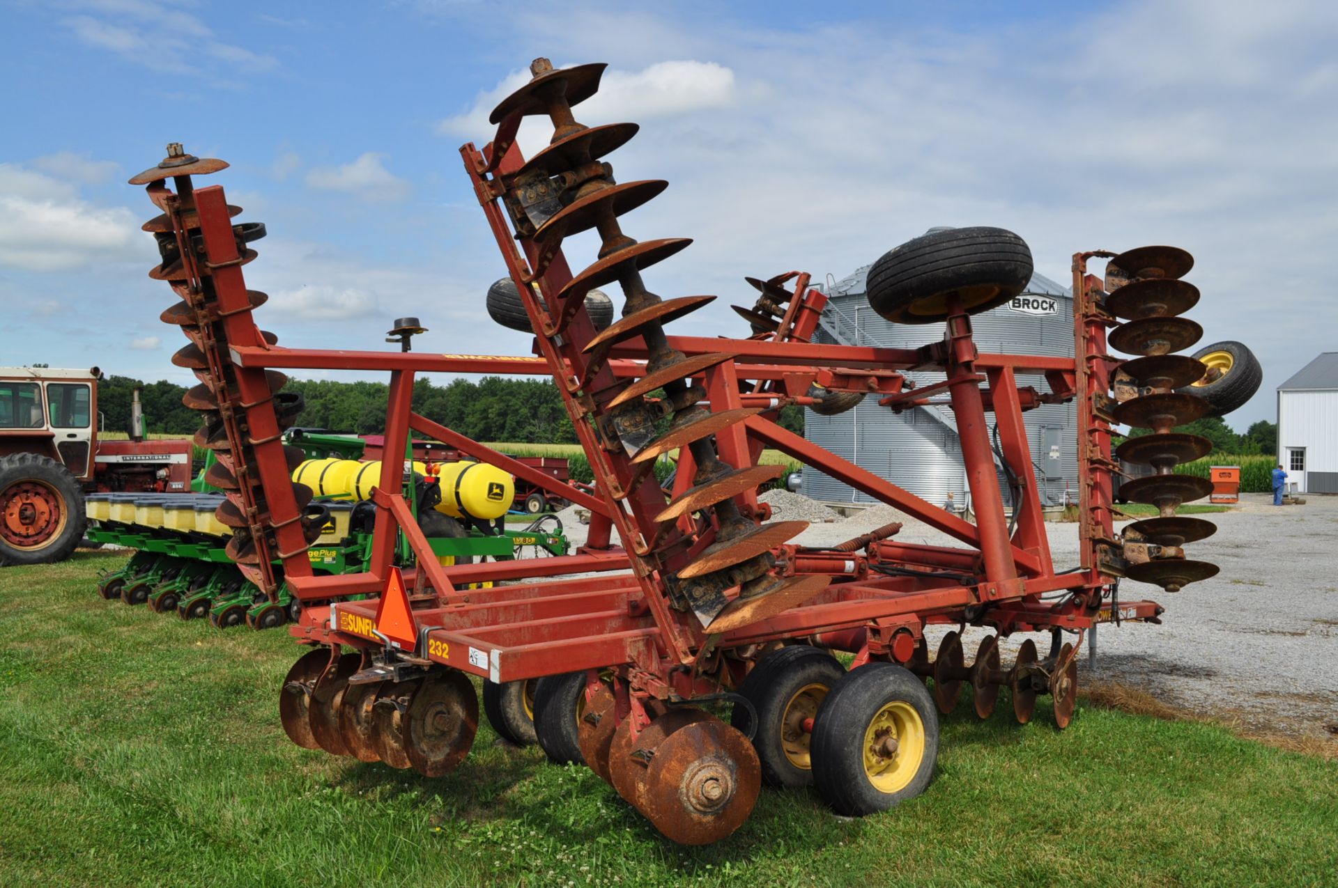 21’ Sunflower 1232 disc, hyd fold, wing wheels, 9” spacing, SN 1295-519 - Image 2 of 23