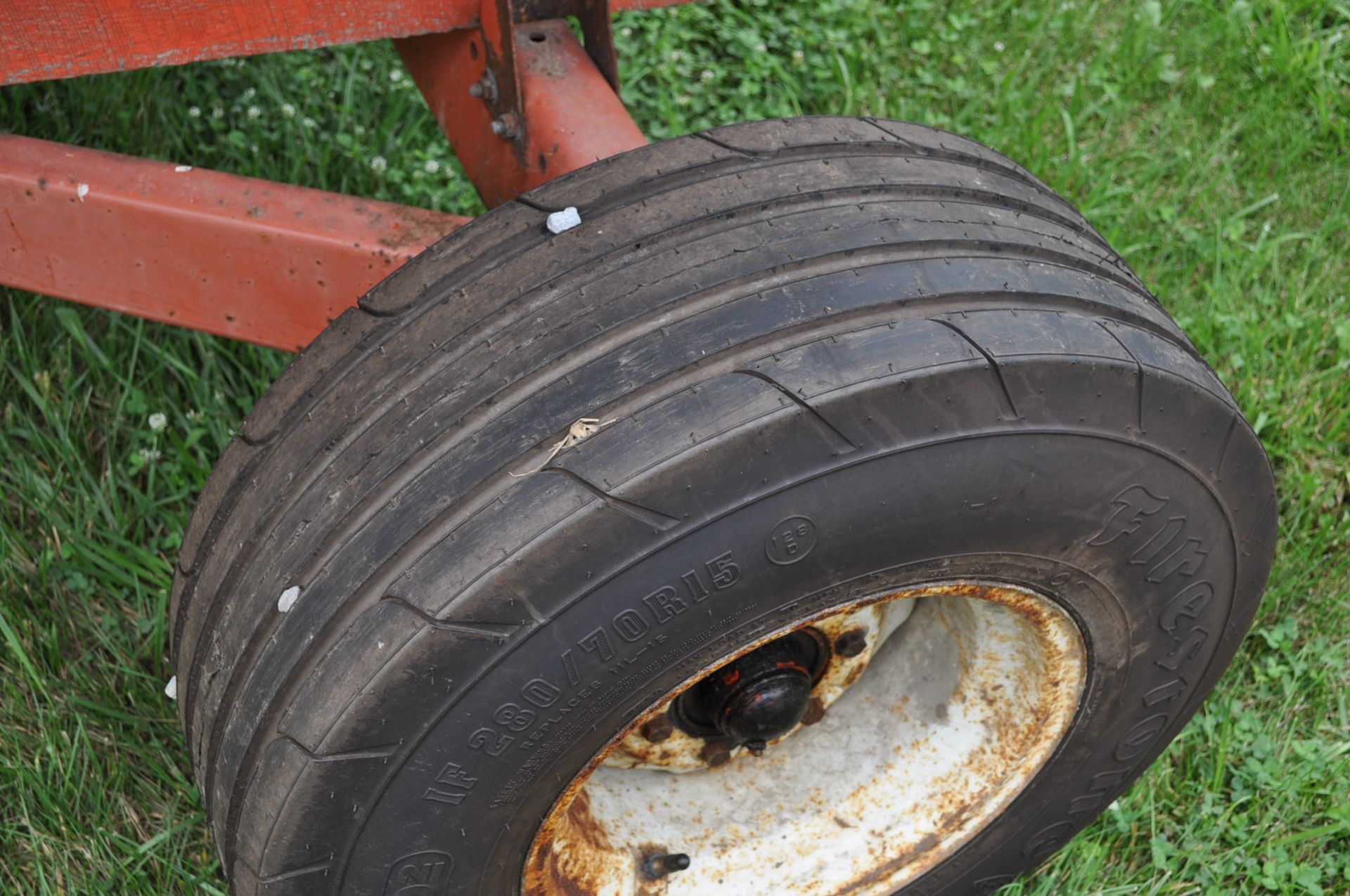 Killbros 200 gravity bed wagon on gear, Unverferth McCurdy hyd brush auger, Allis-Chalmers gear, - Image 6 of 13