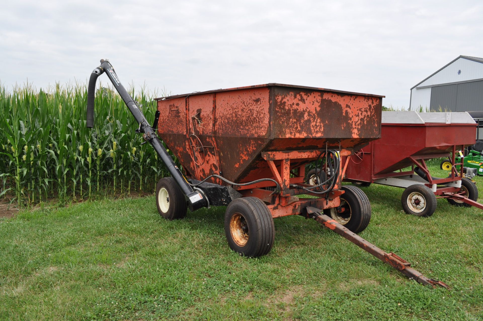 Killbros 200 gravity bed wagon on gear, Unverferth McCurdy hyd brush auger, Allis-Chalmers gear,