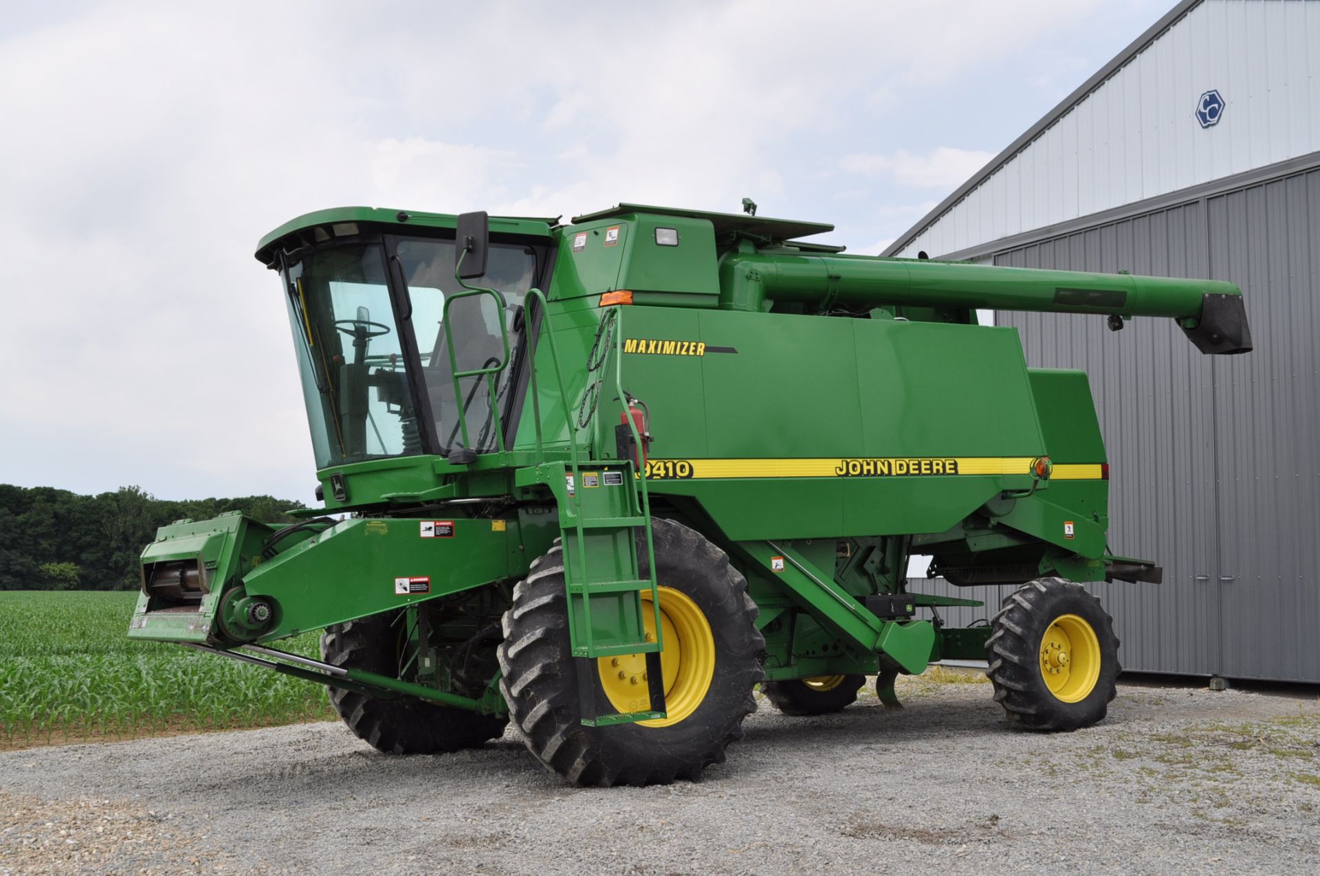 John Deere 9410 Maximizer combine, chopper, 2WD, 24.5-32 drive tires, 14.9-24 rear, 2499 engine - Image 31 of 32