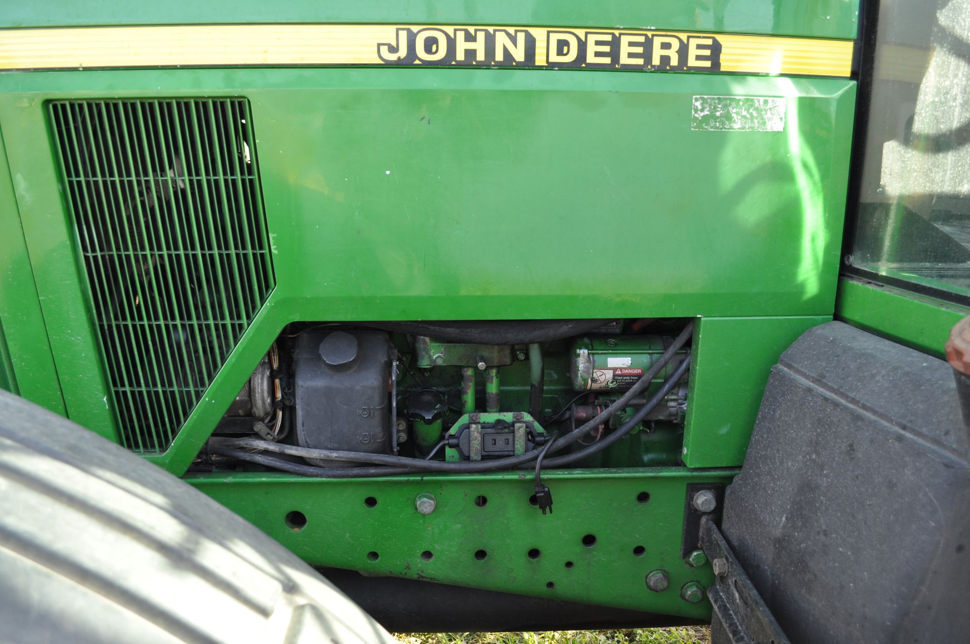 John Deere 7810 tractor, MFWD, 19-speed, power-shift, 3 hydr remotes, 3-pt, 1000 PTO, front weights, - Image 15 of 32