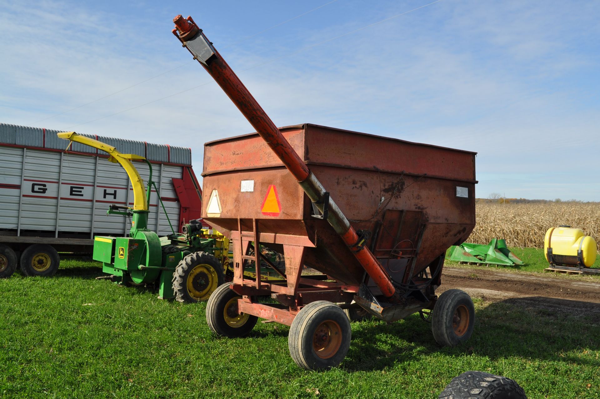 McCurdy 350 gravity wagon on gear, 14’ hydr fertilizer auger, 11L-15 tires - Image 3 of 11
