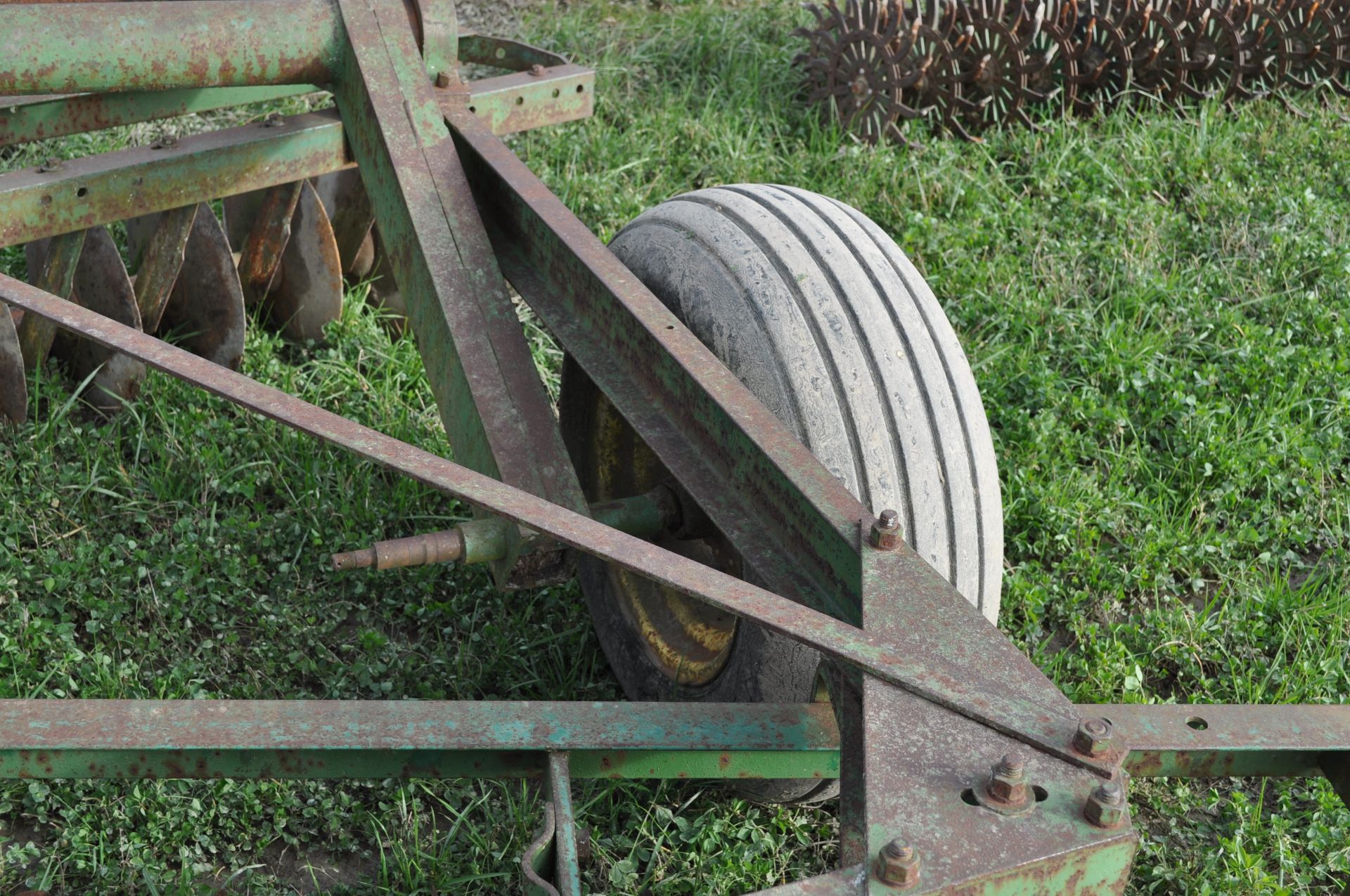 14' Oliver disc, hyd raise, needs work - Image 15 of 16