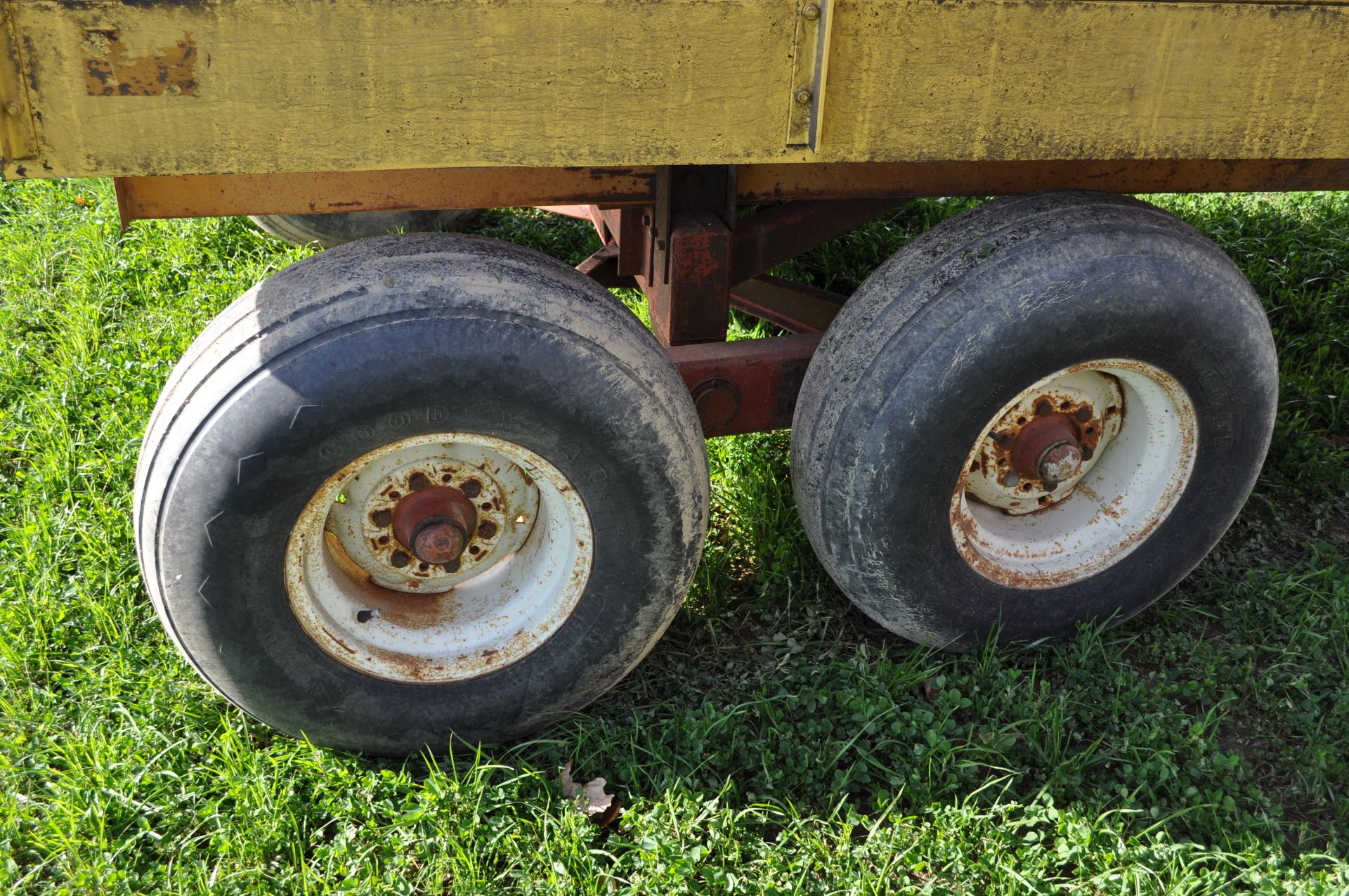 Knight forage wagon on Easy Trail gear, 12.5L-15 tires, tandem rear axle, 3-beater, roof - Image 7 of 11