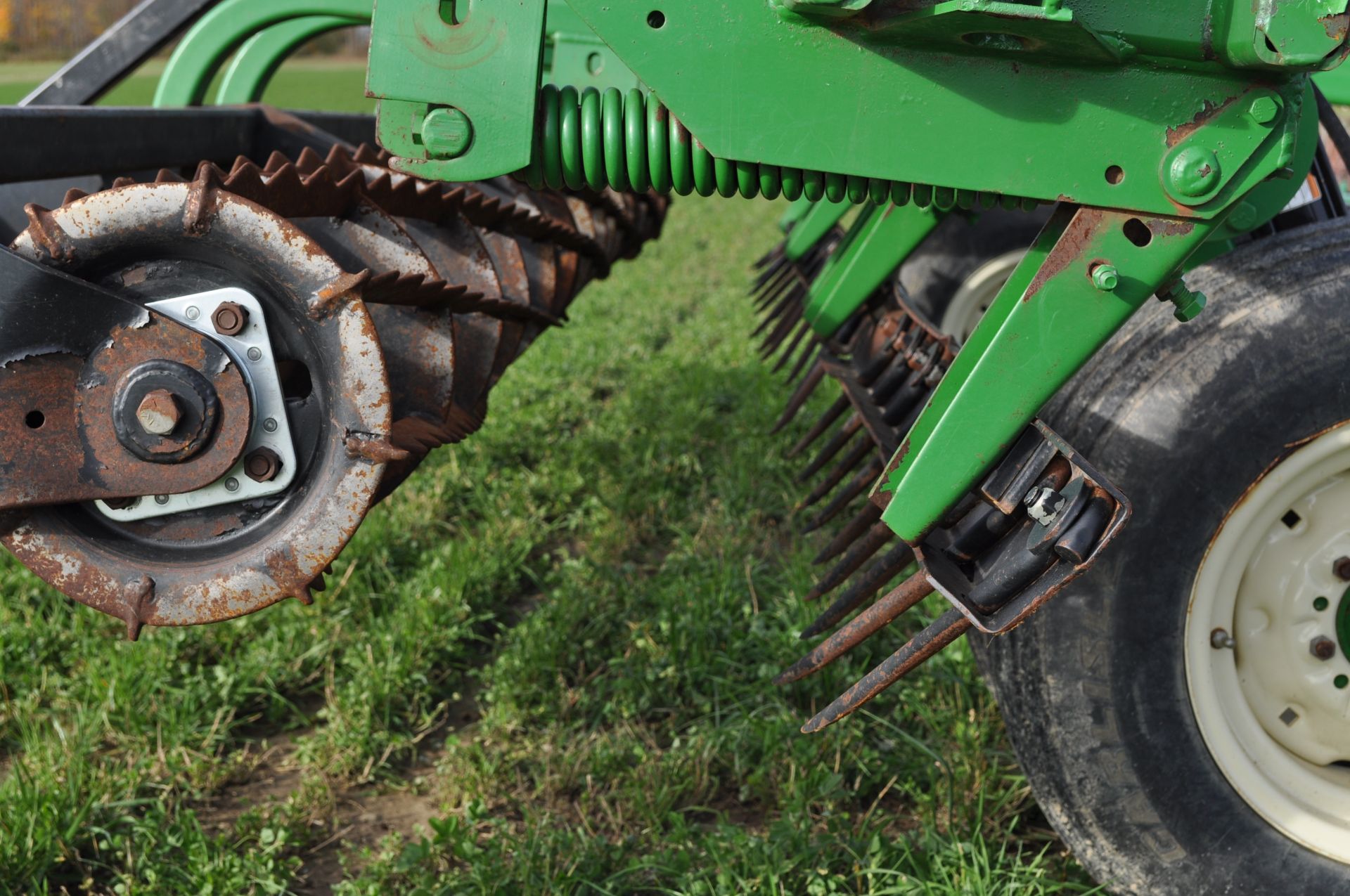 16’ Unverferth 1225 rolling harrow, 9.5L-15SL tires, front leveling harrow w/ double rolling basket, - Image 11 of 16