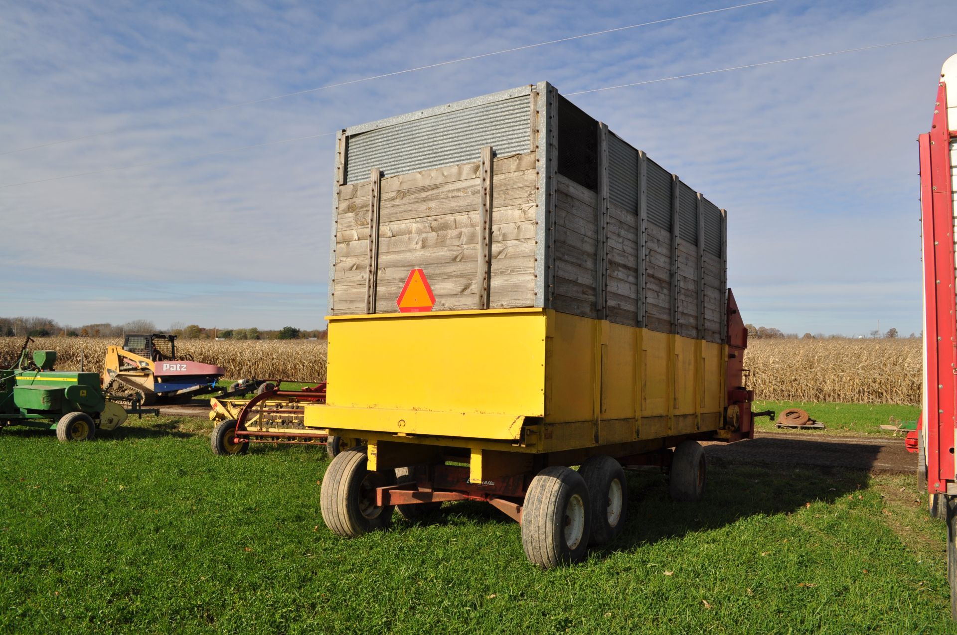 Knight forage wagon on Easy Trail gear, 12.5L-15 tires, tandem rear axle, 3-beater, roof - Image 3 of 11