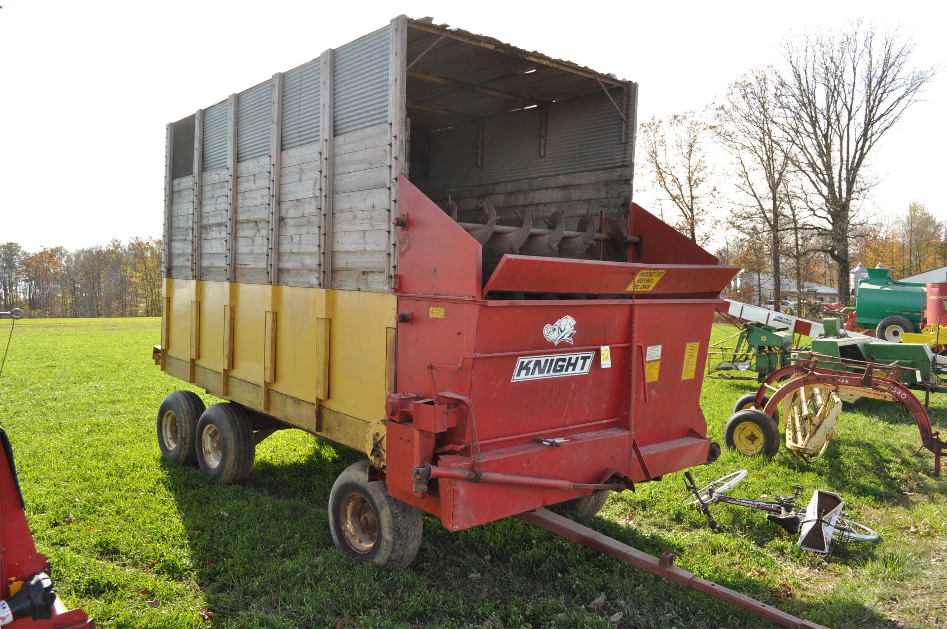 Knight forage wagon on Easy Trail gear, 12.5L-15 tires, tandem rear axle, 3-beater, roof - Image 2 of 11