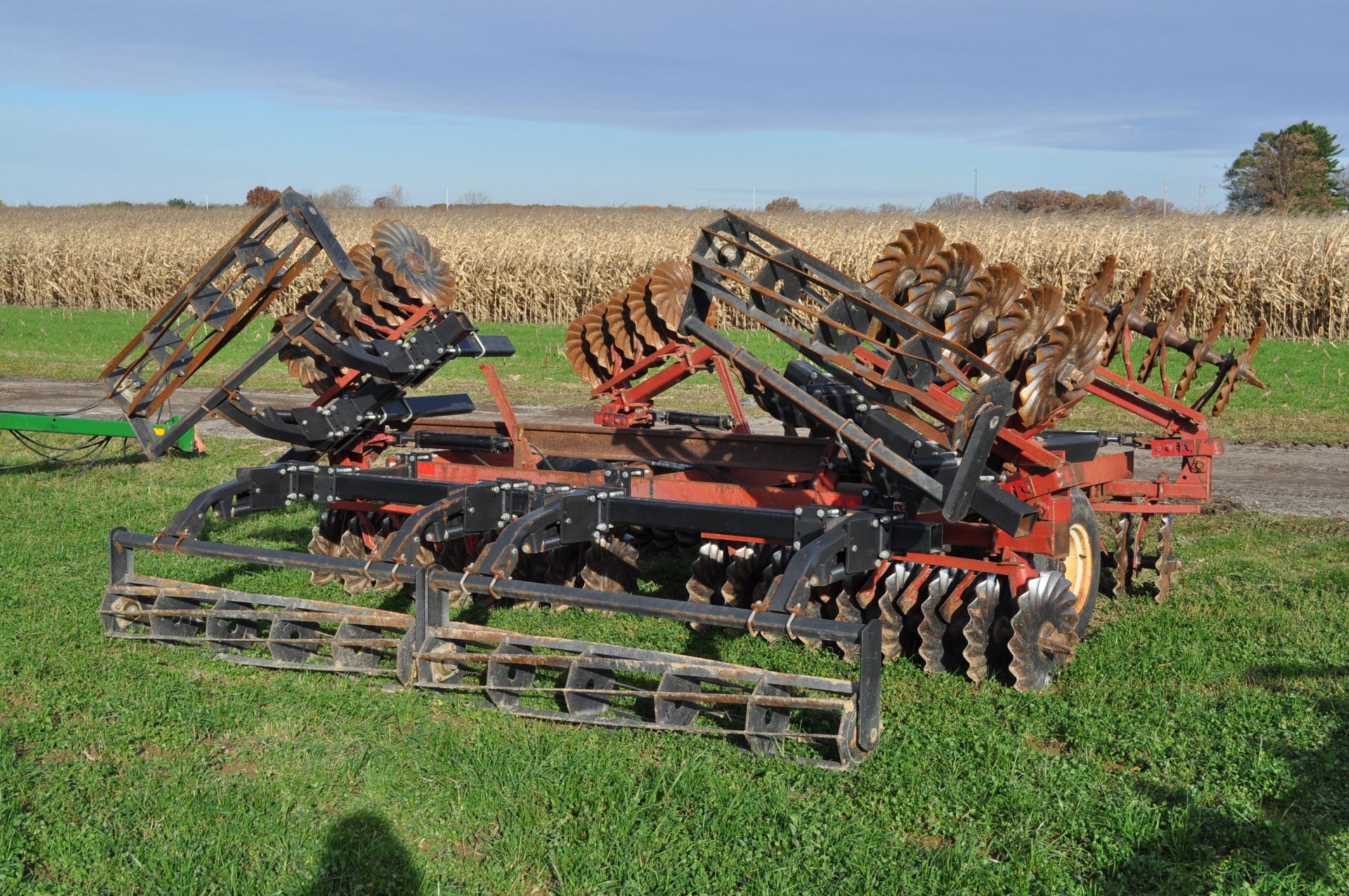 18’ IH 475 disk, Vortex vertical till blades, 9.5L-14SL tires, flat-bar rolling basket, hyd fold - Image 2 of 20