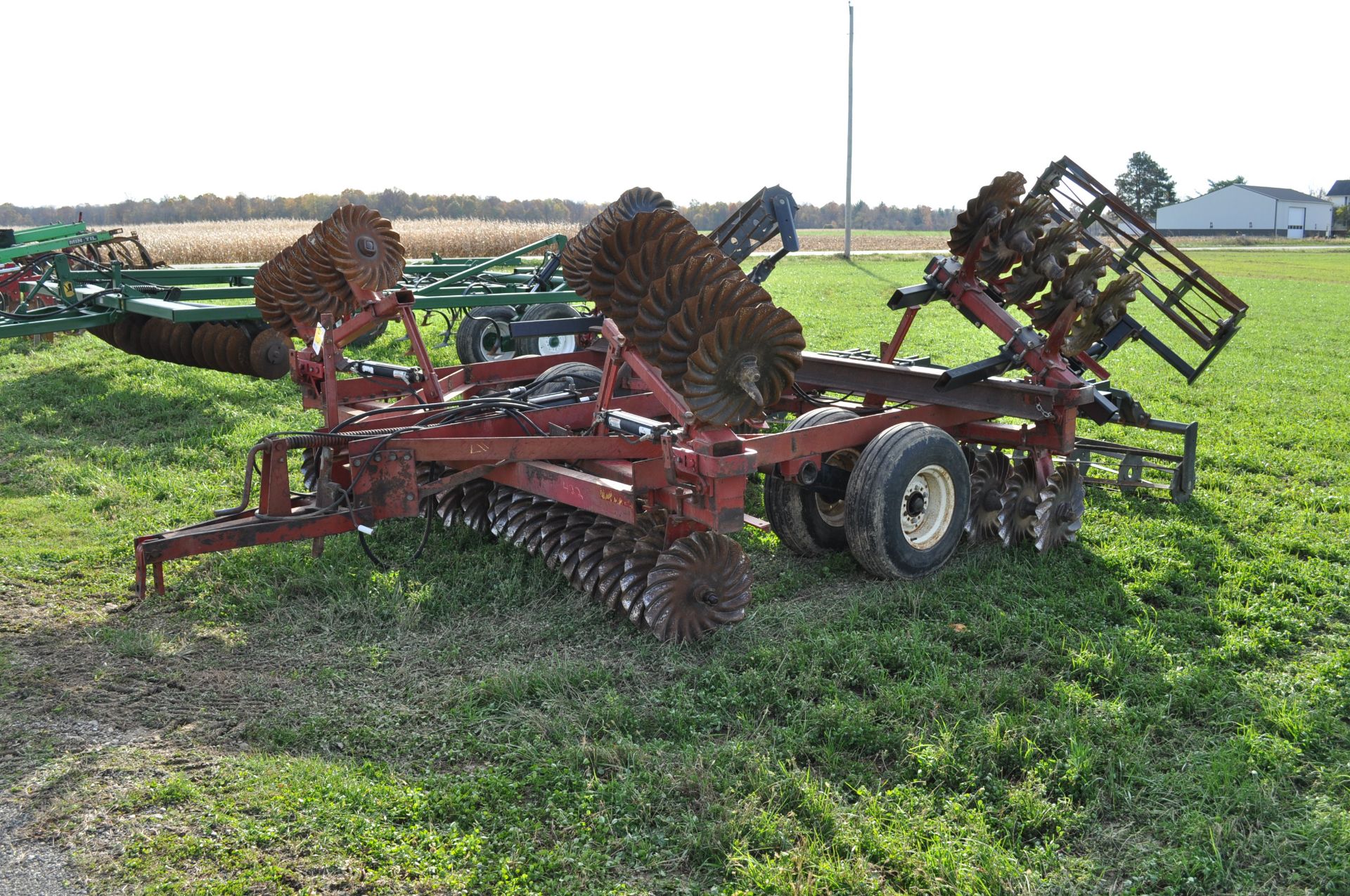 18’ IH 475 disk, Vortex vertical till blades, 9.5L-14SL tires, flat-bar rolling basket, hyd fold - Image 6 of 20