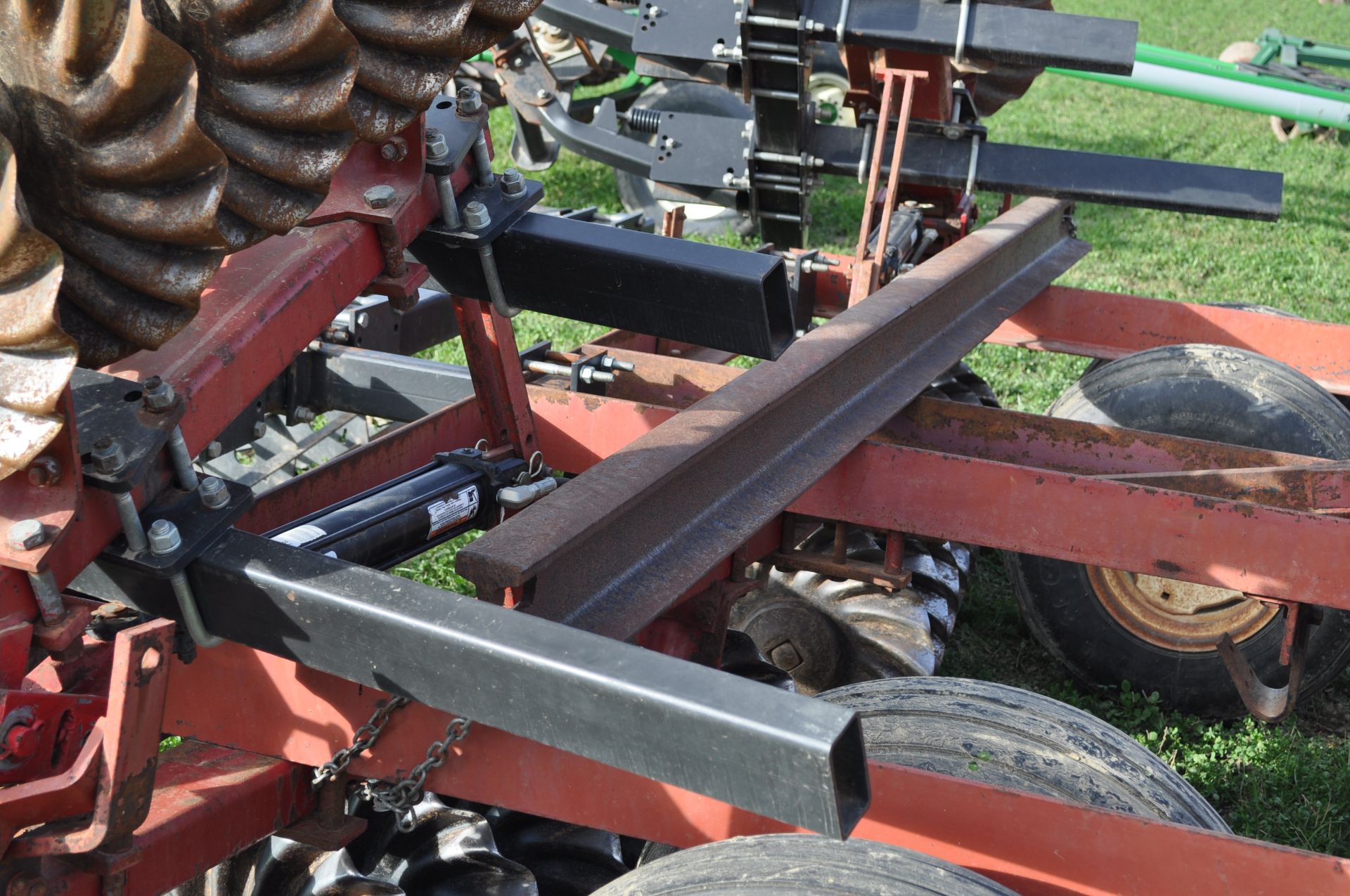 18’ IH 475 disk, Vortex vertical till blades, 9.5L-14SL tires, flat-bar rolling basket, hyd fold - Image 16 of 20