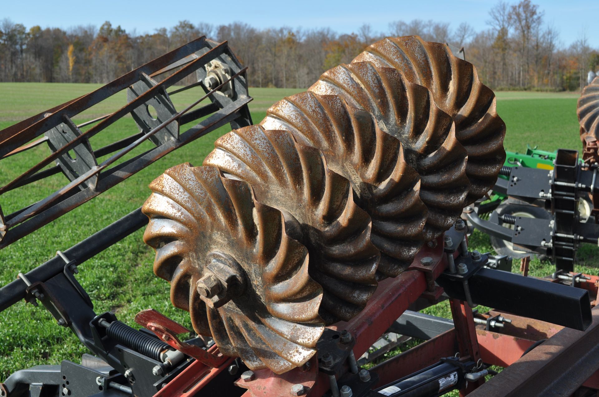 18’ IH 475 disk, Vortex vertical till blades, 9.5L-14SL tires, flat-bar rolling basket, hyd fold - Image 15 of 20