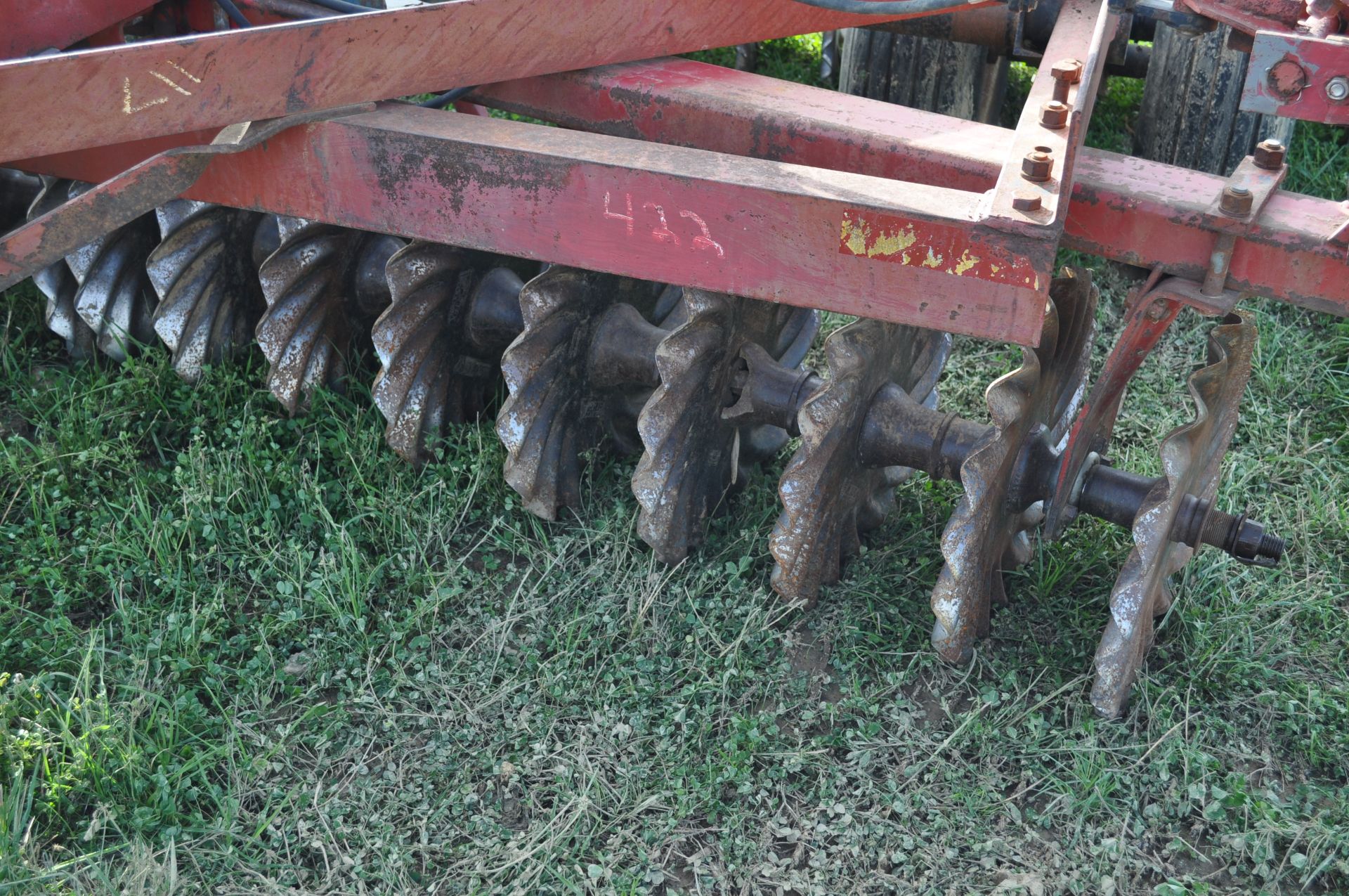 18’ IH 475 disk, Vortex vertical till blades, 9.5L-14SL tires, flat-bar rolling basket, hyd fold - Image 10 of 20