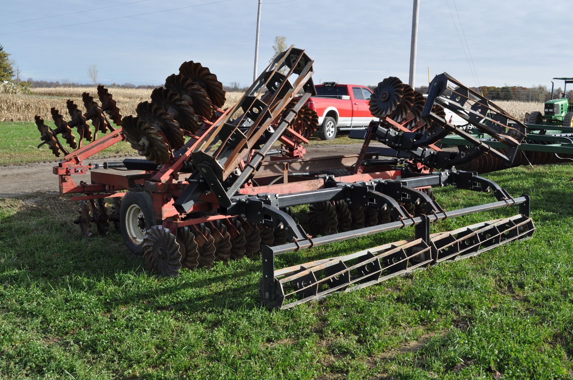 18’ IH 475 disk, Vortex vertical till blades, 9.5L-14SL tires, flat-bar rolling basket, hyd fold - Image 4 of 20