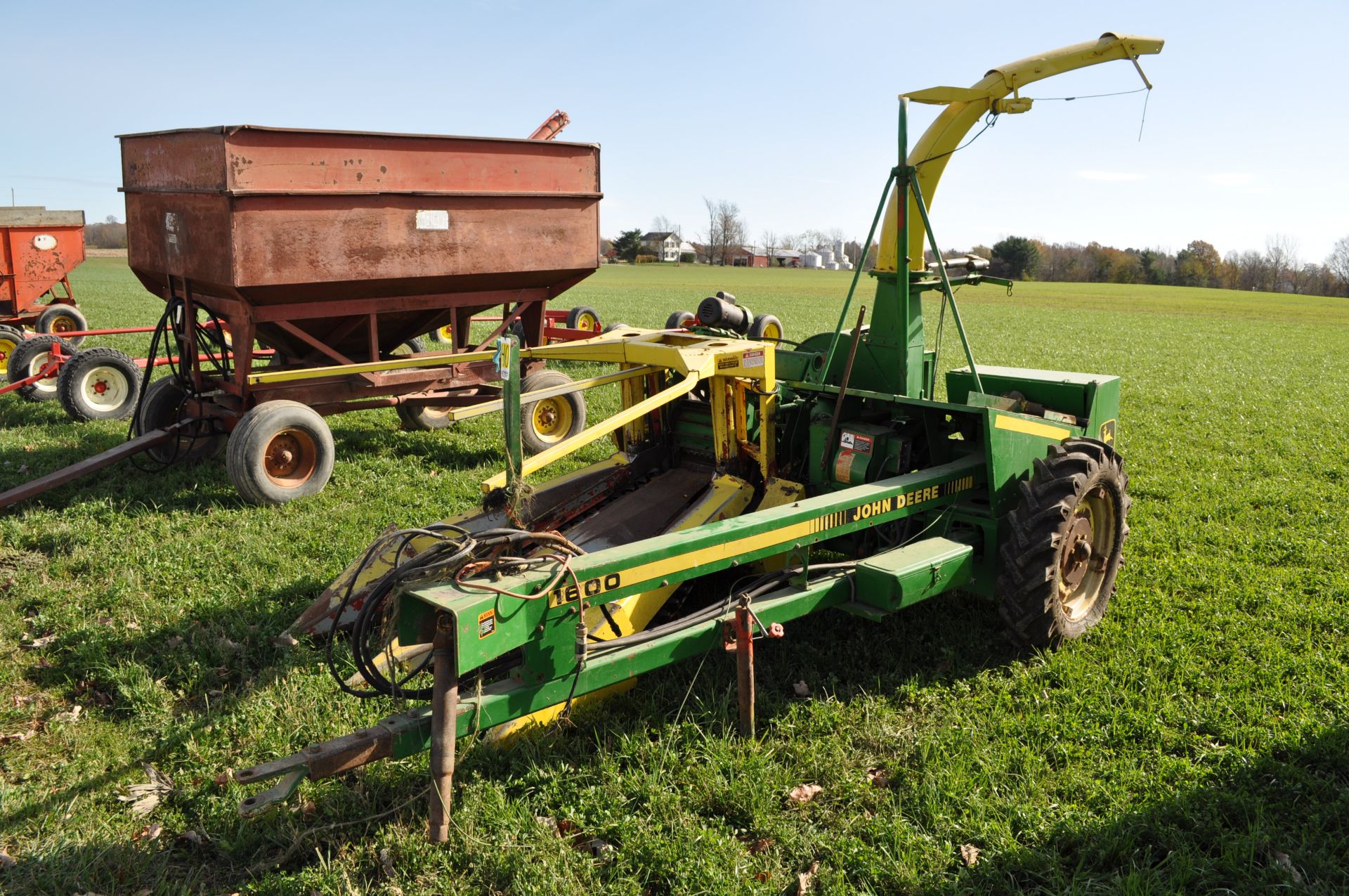 Fox chopper w/ 7234 corn head, 2-row, kernel processor, 9.5-24 tires, hydr swing chute