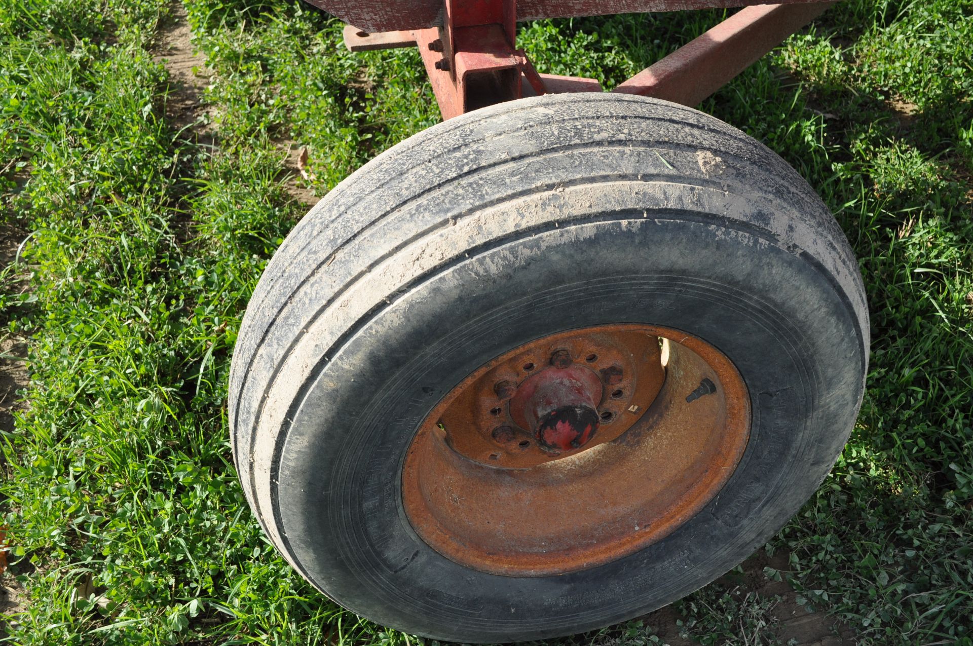 McCurdy 350 gravity wagon on gear, 14’ hydr fertilizer auger, 11L-15 tires - Image 7 of 11