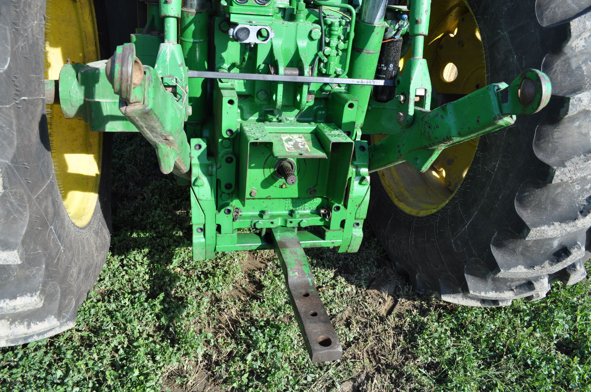 John Deere 7810 tractor, MFWD, 19-speed, power-shift, 3 hydr remotes, 3-pt, 1000 PTO, front weights, - Image 17 of 32