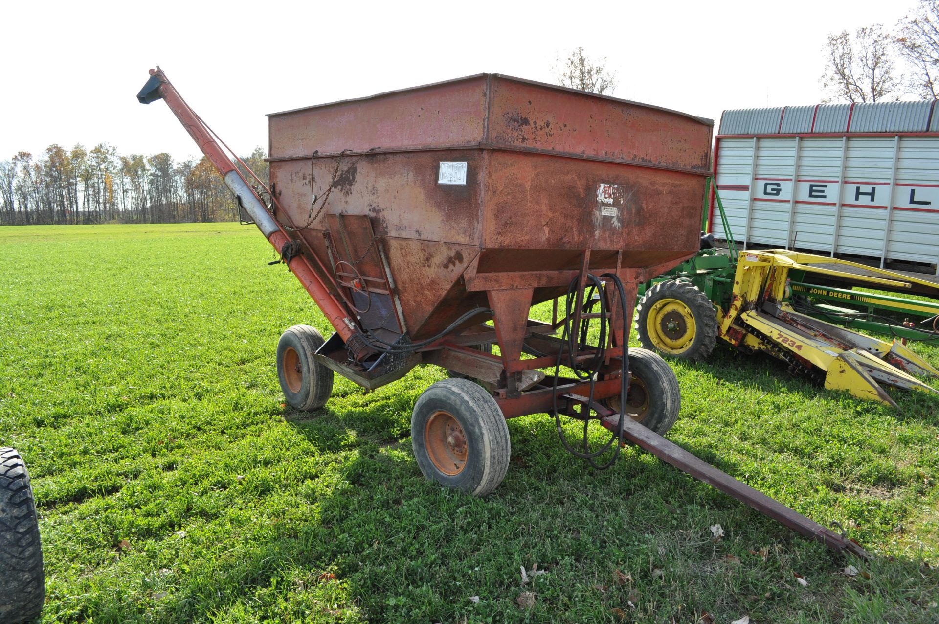 McCurdy 350 gravity wagon on gear, 14’ hydr fertilizer auger, 11L-15 tires - Image 2 of 11