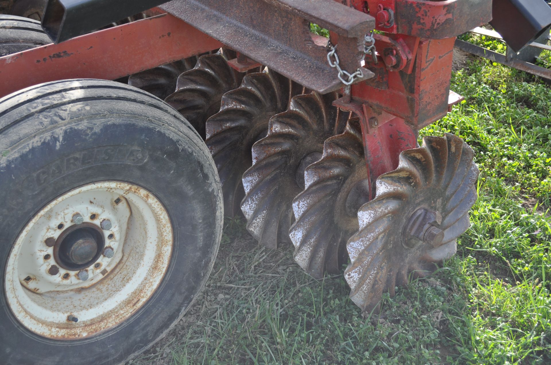 18’ IH 475 disk, Vortex vertical till blades, 9.5L-14SL tires, flat-bar rolling basket, hyd fold - Image 12 of 20