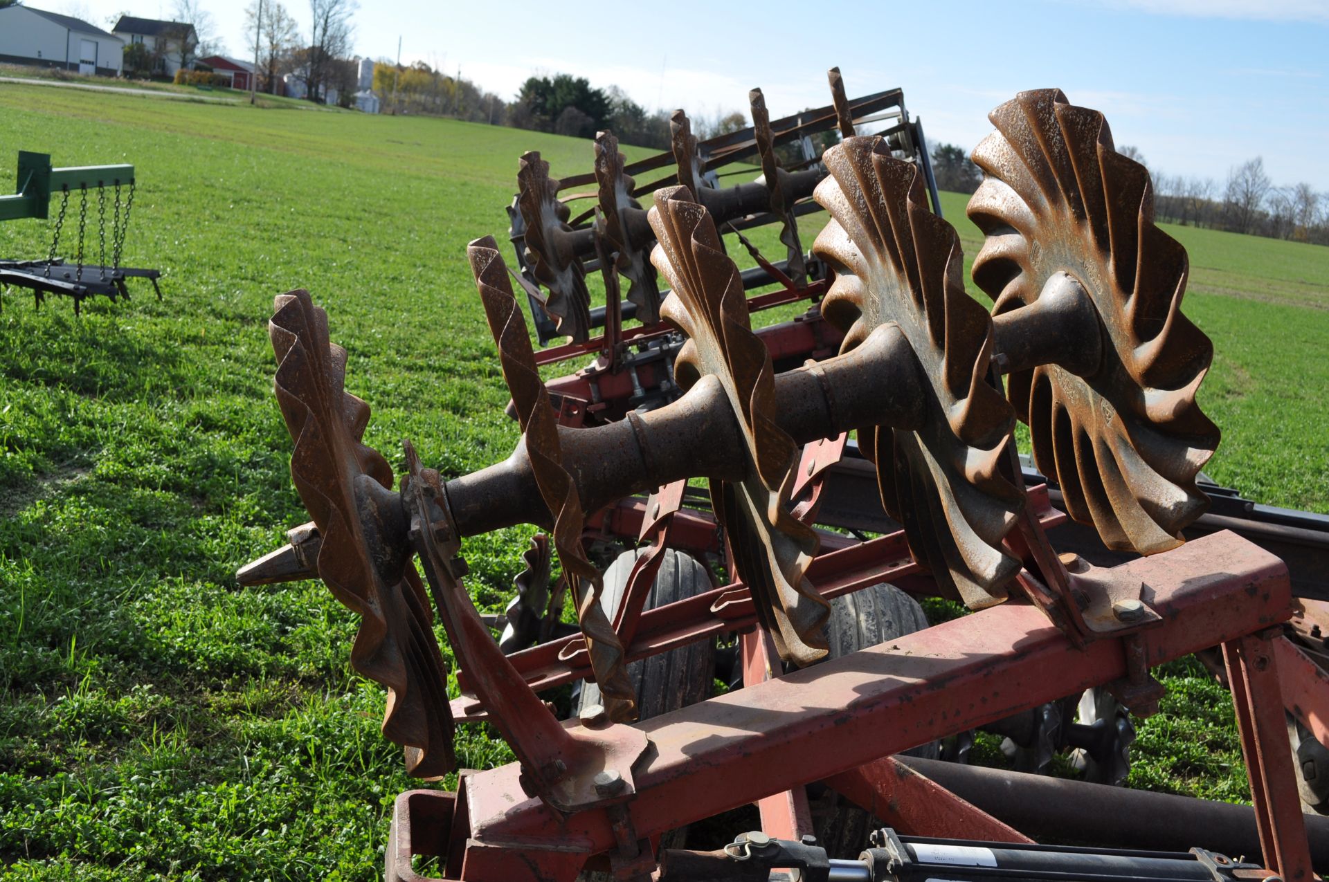 18’ IH 475 disk, Vortex vertical till blades, 9.5L-14SL tires, flat-bar rolling basket, hyd fold - Image 8 of 20