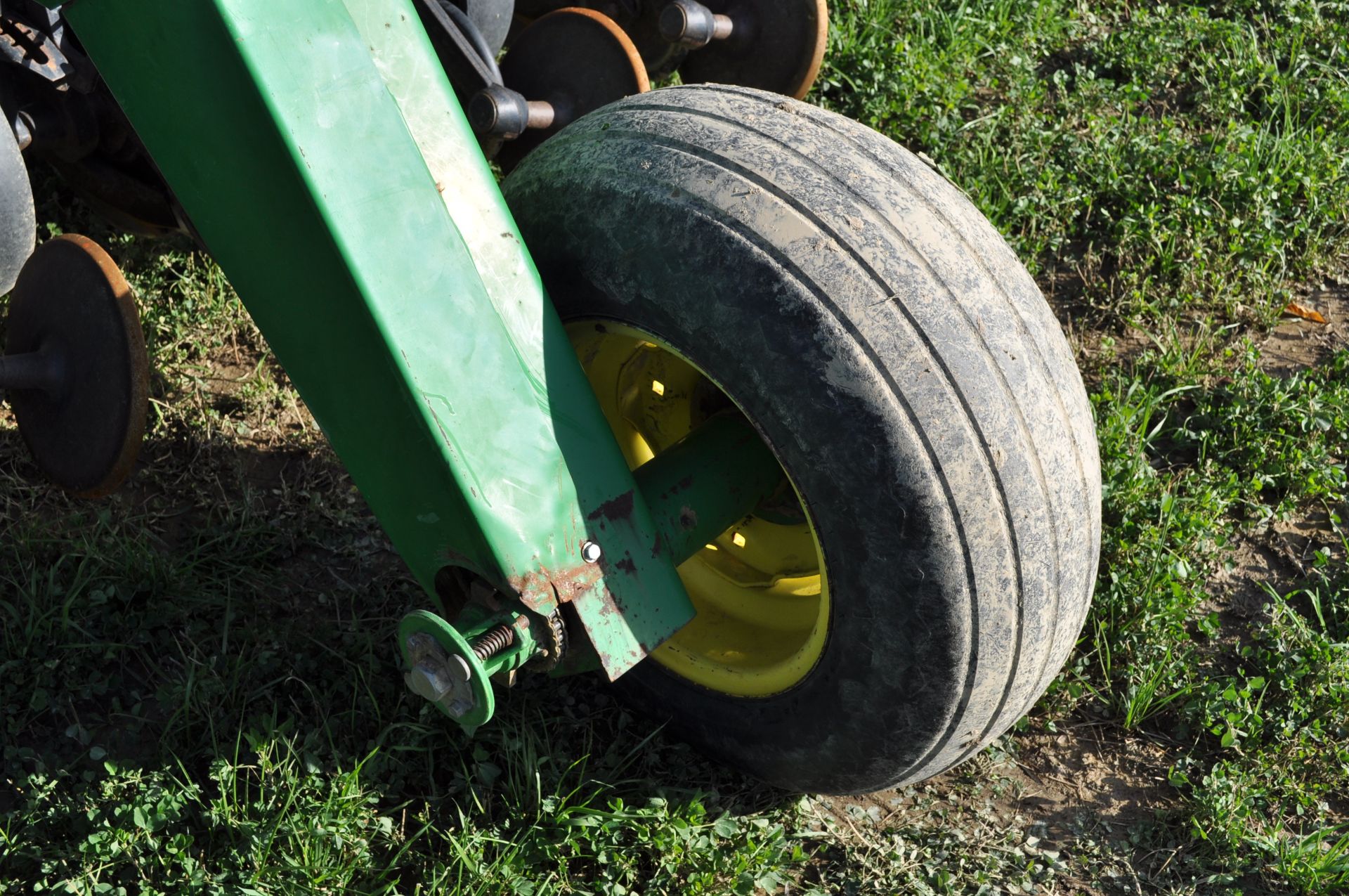 John Deere 1560 drill, 7.5” spacing, dolly wheel, SN N01560X682706 - Image 8 of 24