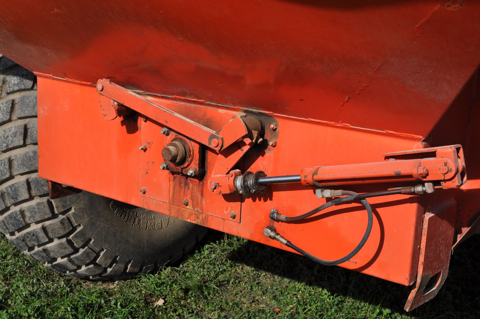 A&L Model 426 grain cart, 12” auger, 23.1-26 diamond tread tires, hyd gate - Image 9 of 14