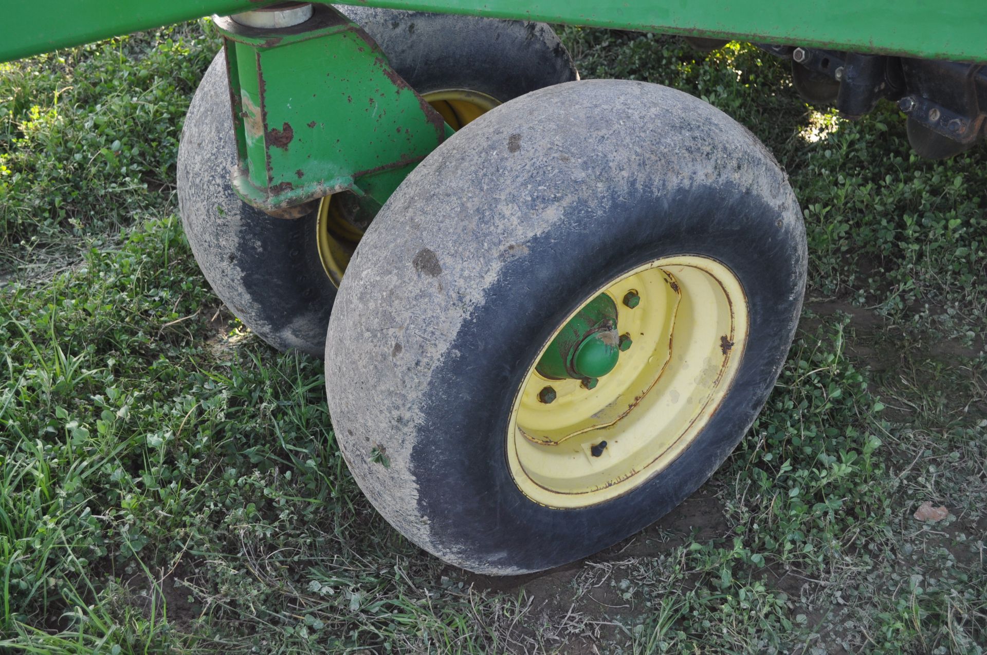 John Deere 1560 drill, 7.5” spacing, dolly wheel, SN N01560X682706 - Image 6 of 24